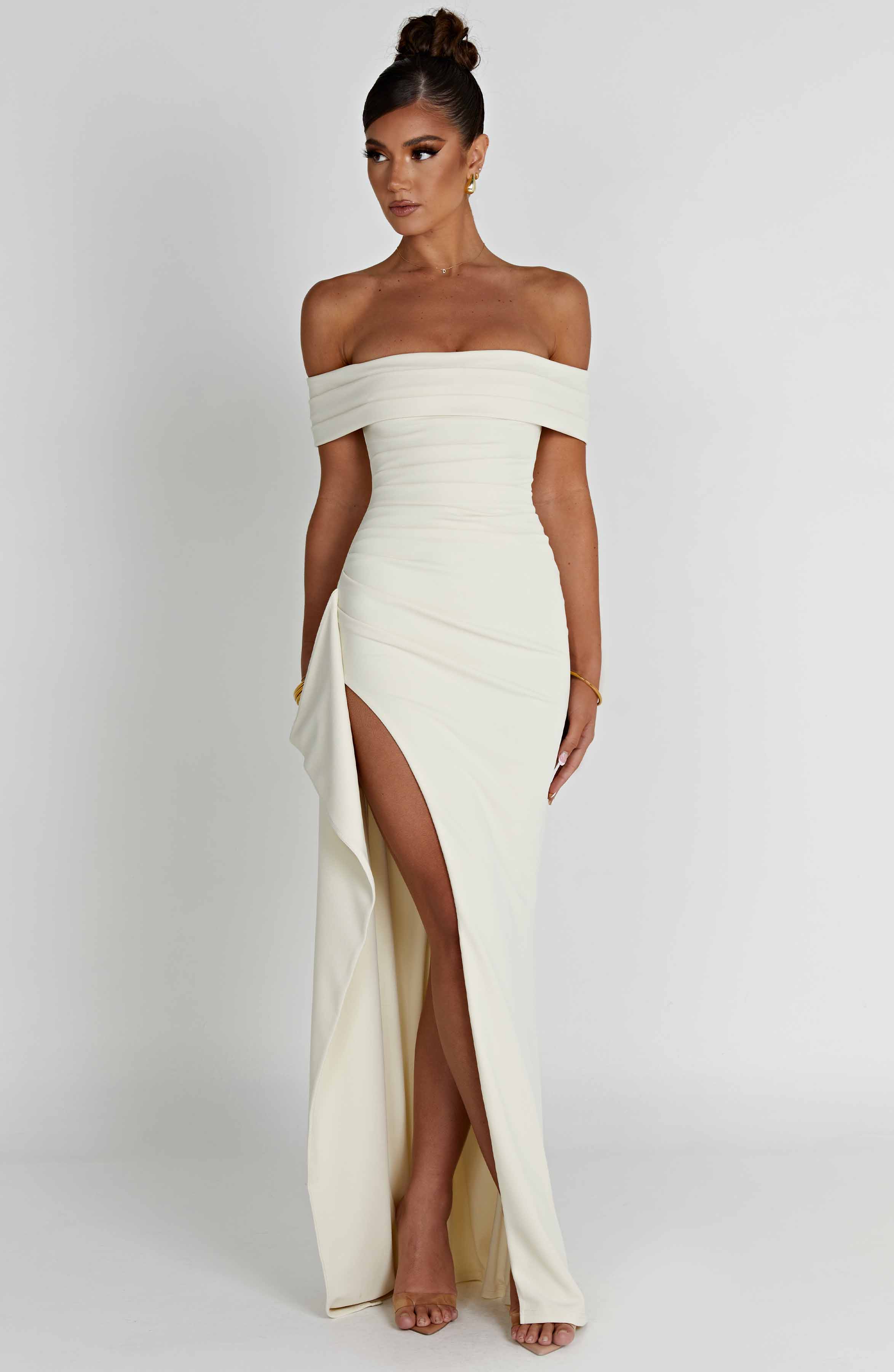 KIM | Robe maxi en satin avec design épaules dénudées