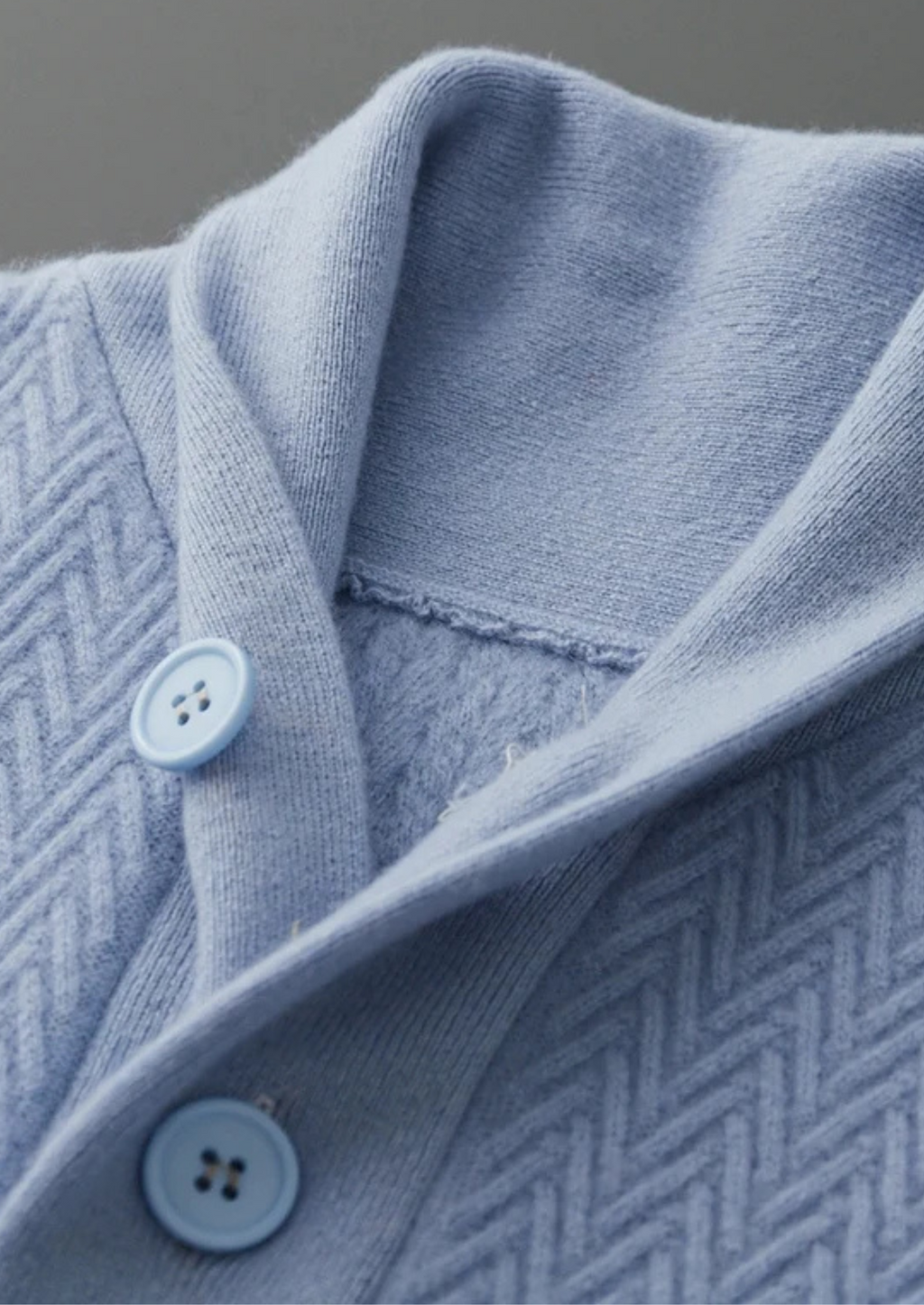 Pull en cachemire premium à boutons et motif zigzag