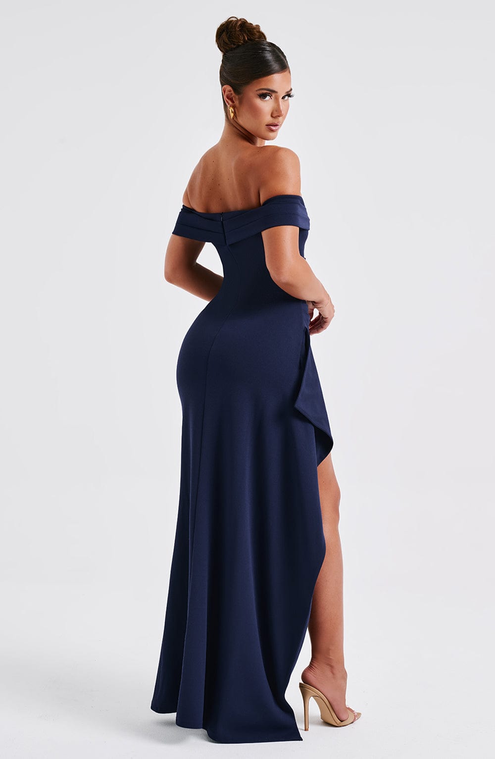 KIM | Robe Maxi en Satin avec Design Épaules Dénudées