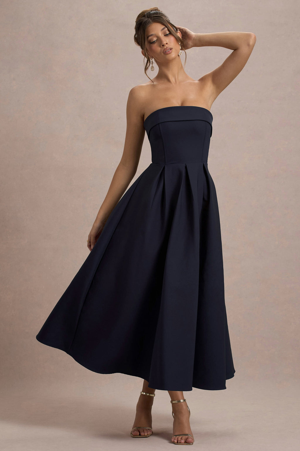 ANNE | Robe midi chic avec un décolleté en épaules dénudées