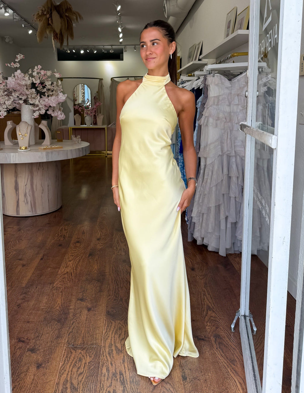 ZEYNEP | Robe longue sophistiquée en satin avec col halter