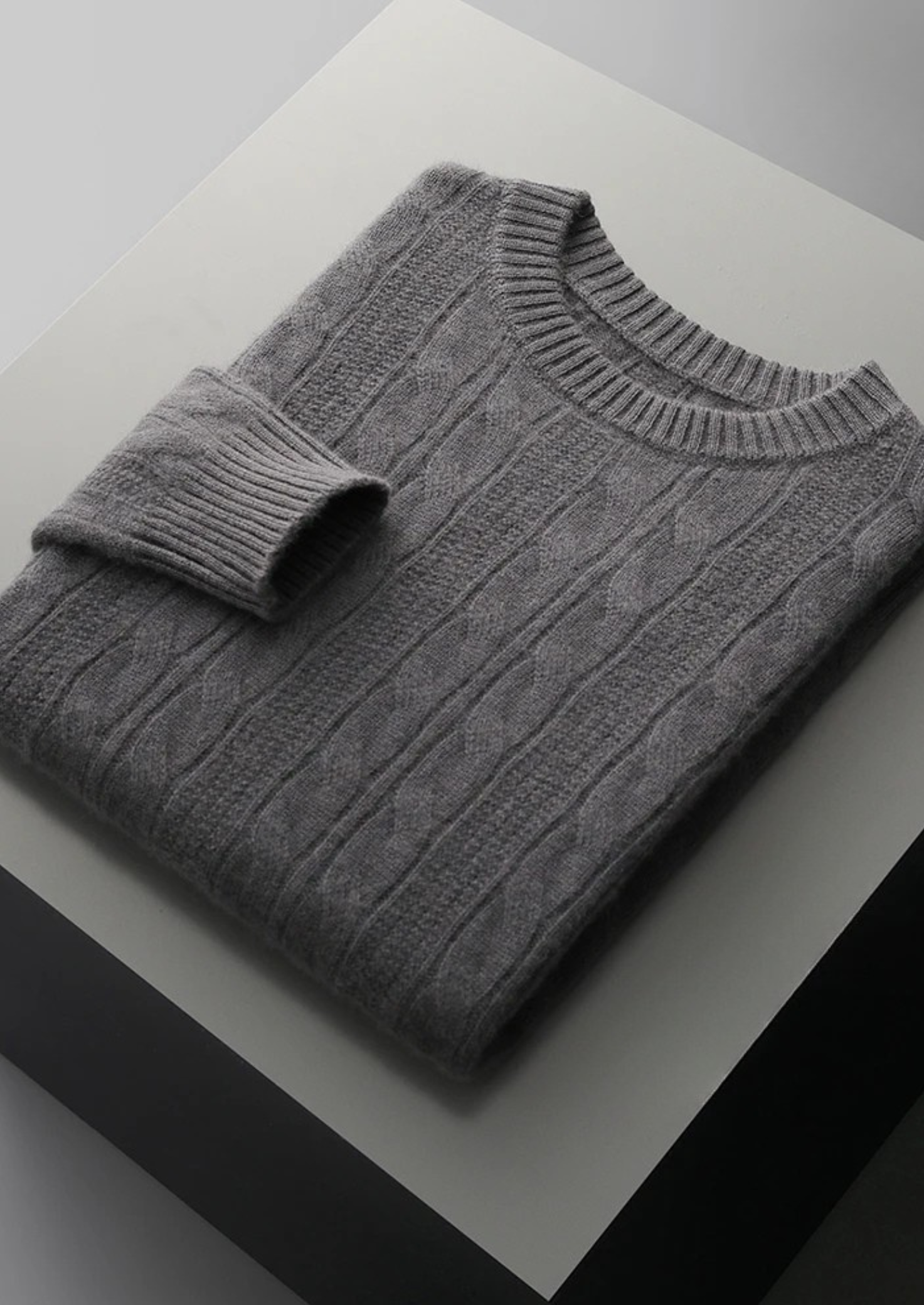 Pull à col rond en laine mérinos extra-fine pure, tricot torsadé
