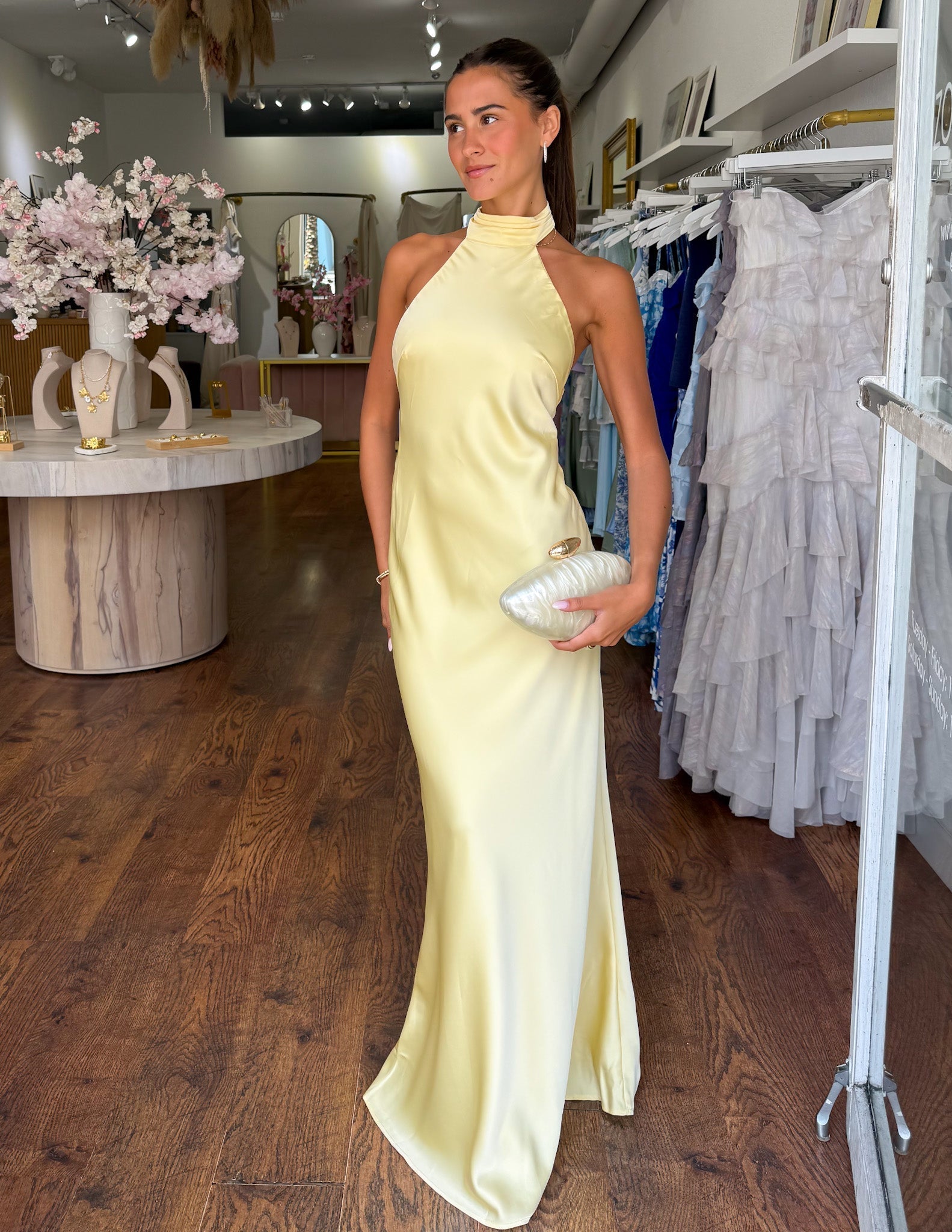 ZEYNEP | Robe longue en satin sophistiquée avec col halter