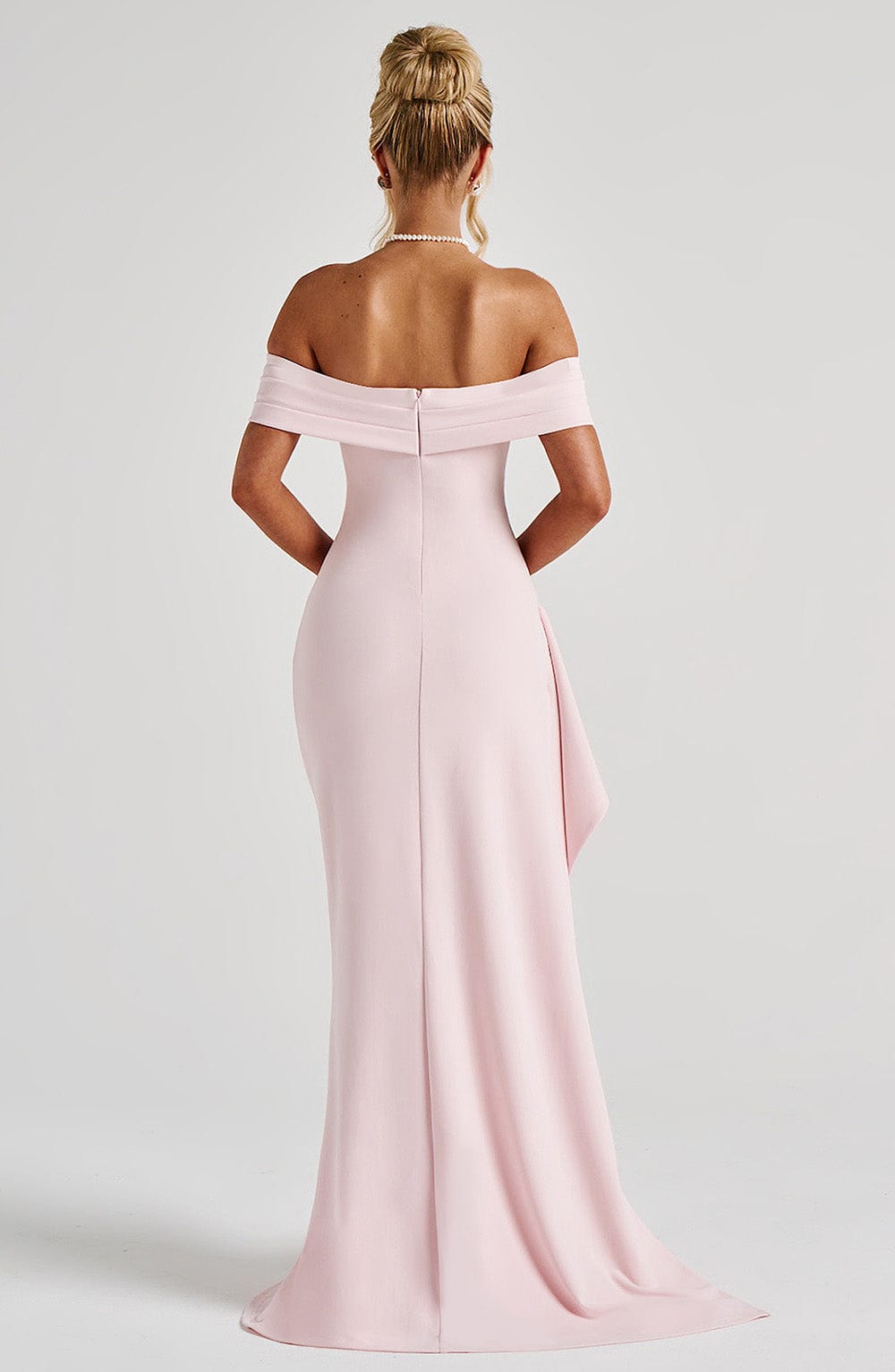 KIM | Robe Maxi en Satin avec Design Épaules Dénudées