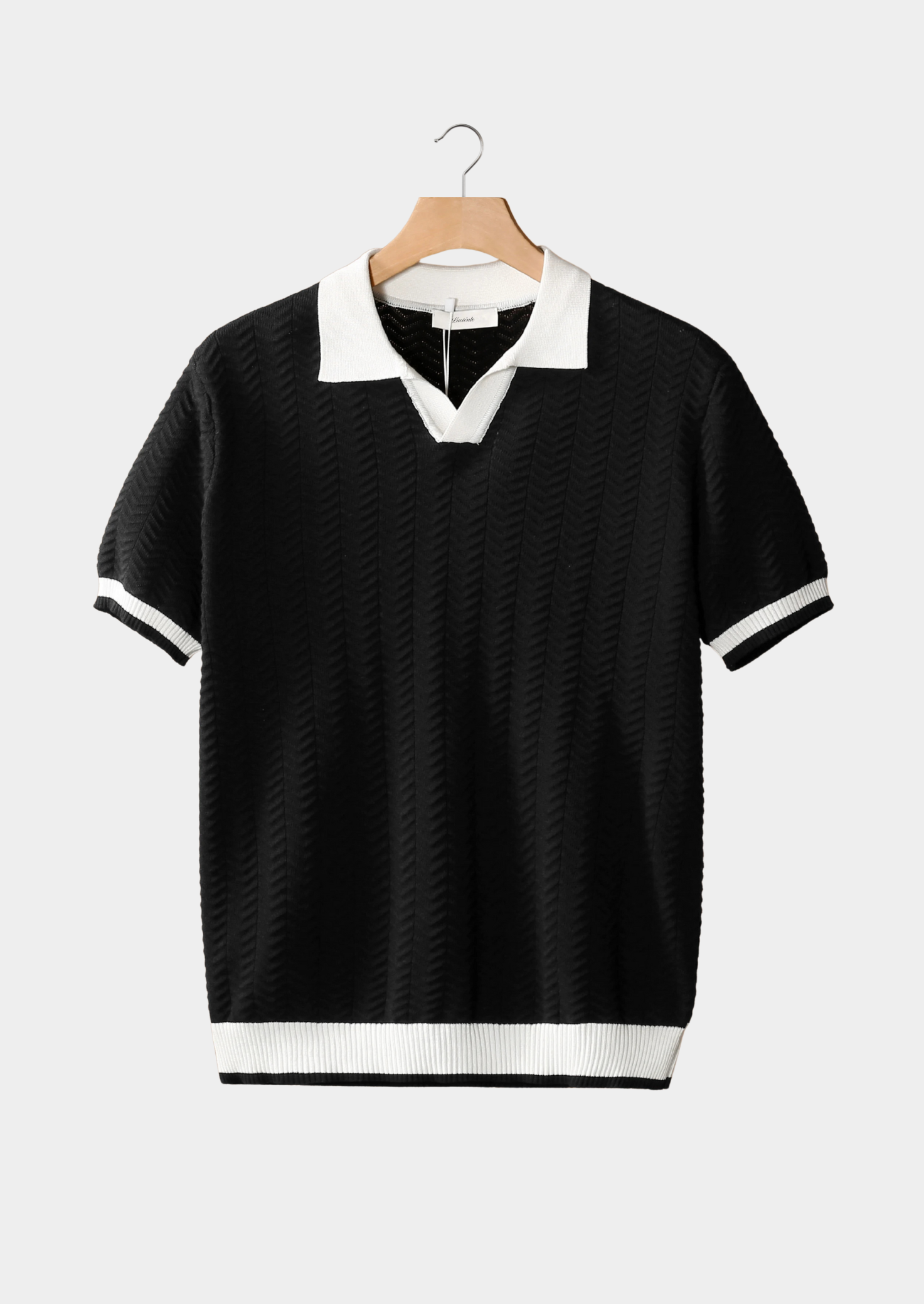 Polo noir texturé avec contraste