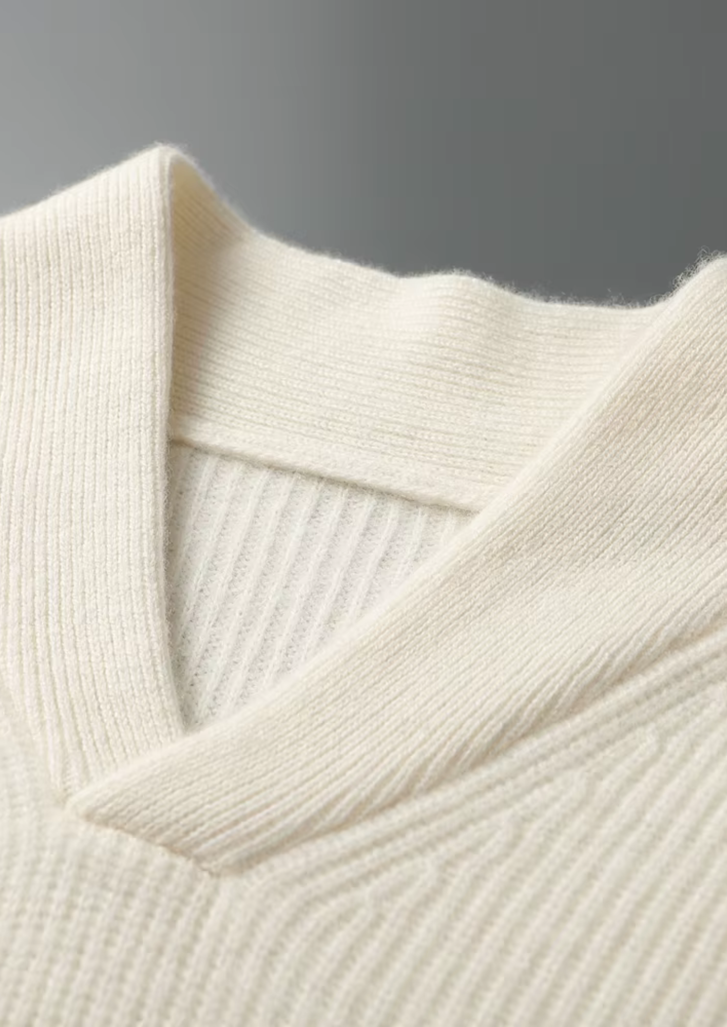 Pull en cachemire premium à col en V et côtes