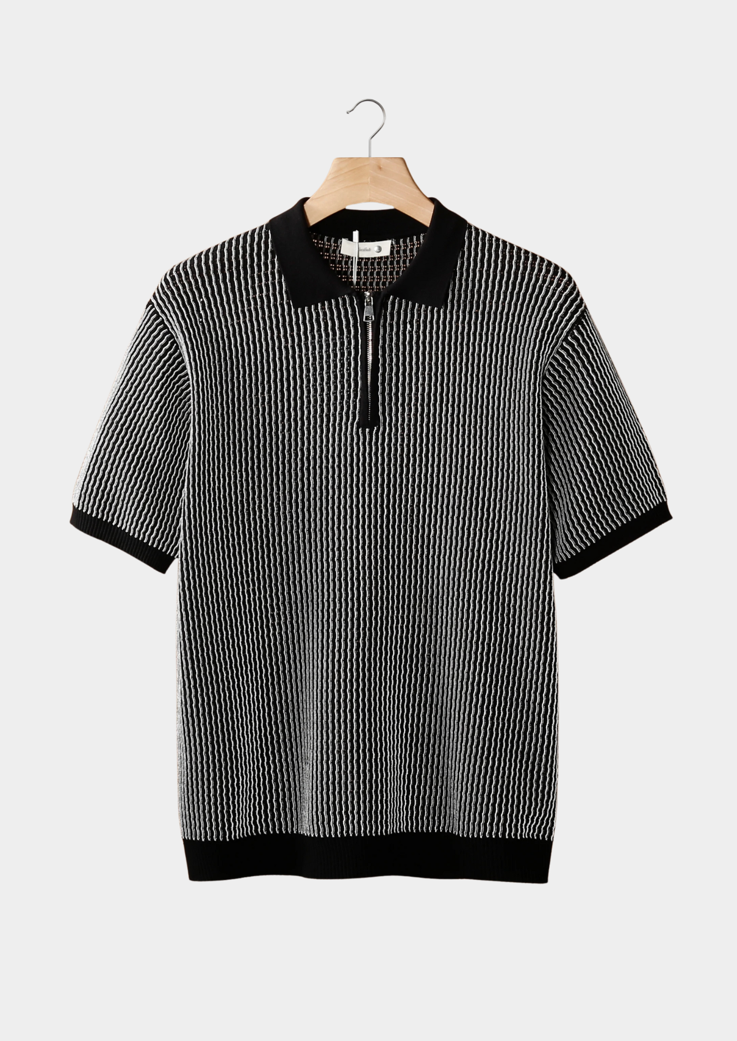Polo noir texturé à motifs géométriques avec fermeture éclair