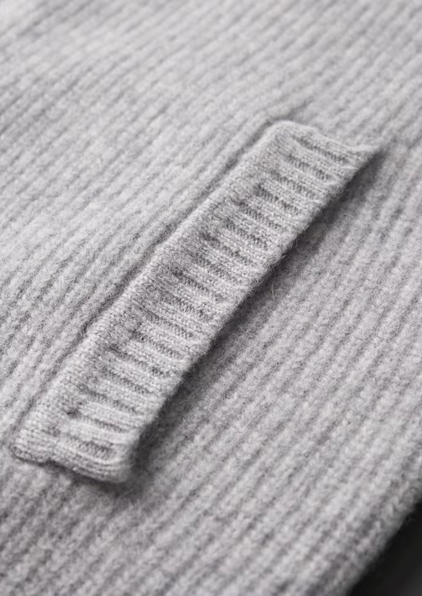 Cardigan en laine mérinos extra-fine pure à côtes tricotées