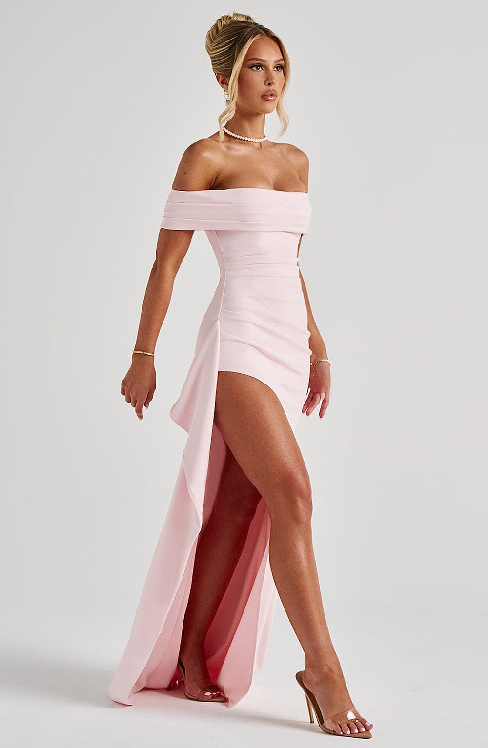 KIM | Robe maxi en satin avec design épaules dénudées