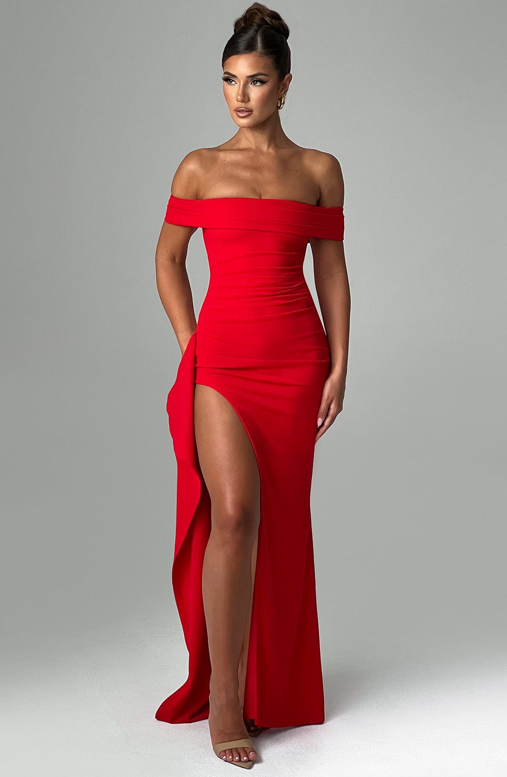 KIM | Robe maxi en satin avec design épaules dénudées
