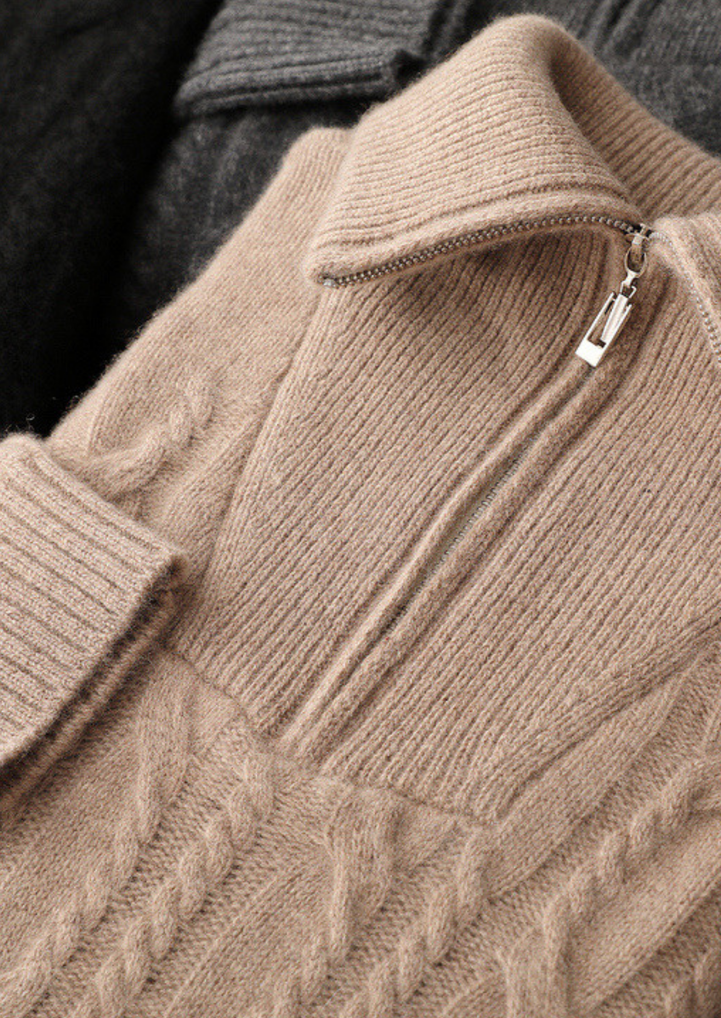 PULL MOITIÉ ZIP EN CACHEMIRE PUR BEIGE À CÔTES TORSADÉES