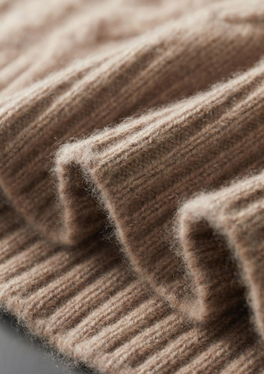 PULL BEIGE EN CACHEMIRE PUR À DEMI-FERMETURE ÉCLAIR À CÔTES TORSADÉES