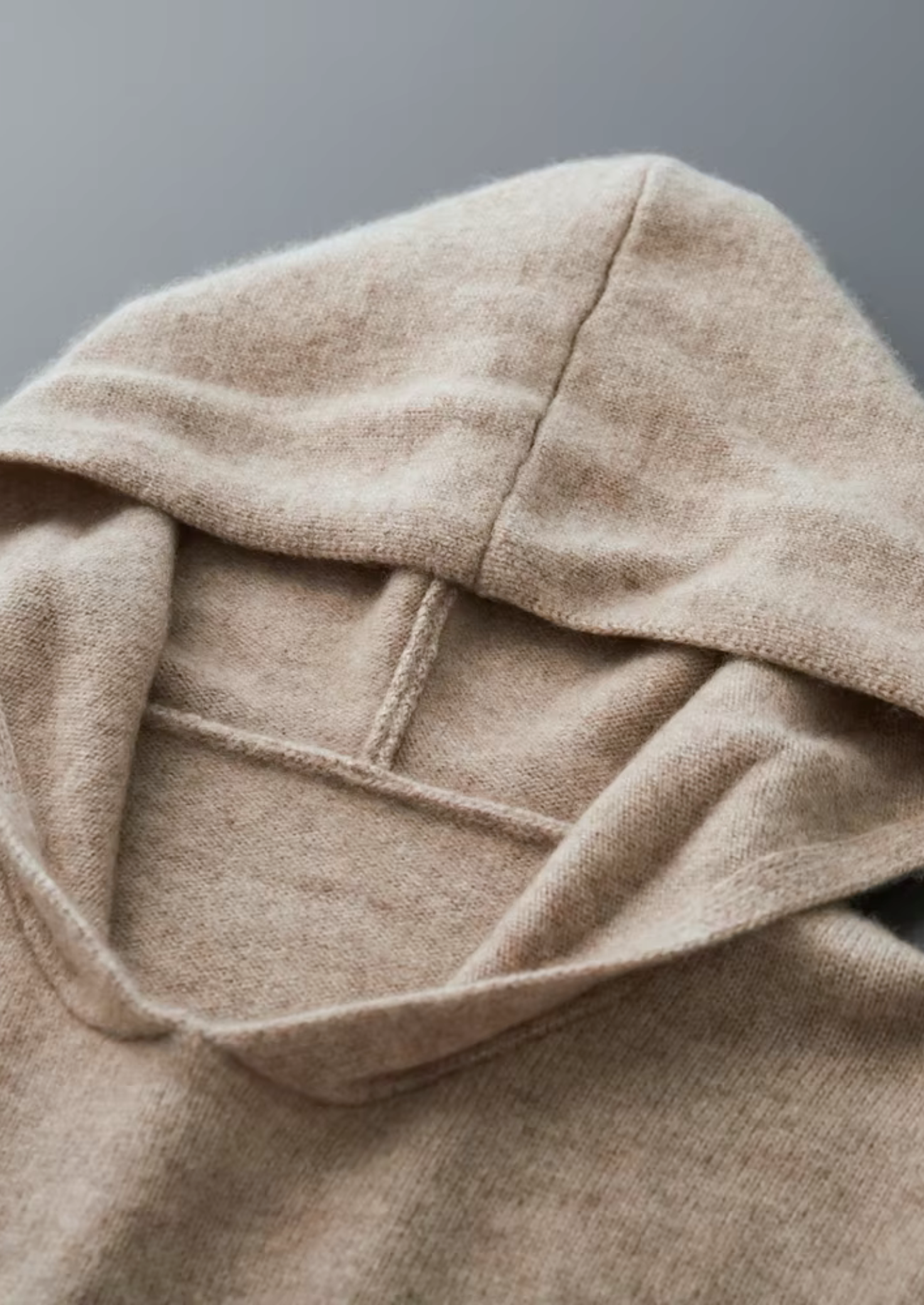 SWEAT À CAPUCHE ESSENTIEL EN CACHEMIRE PREMIUM