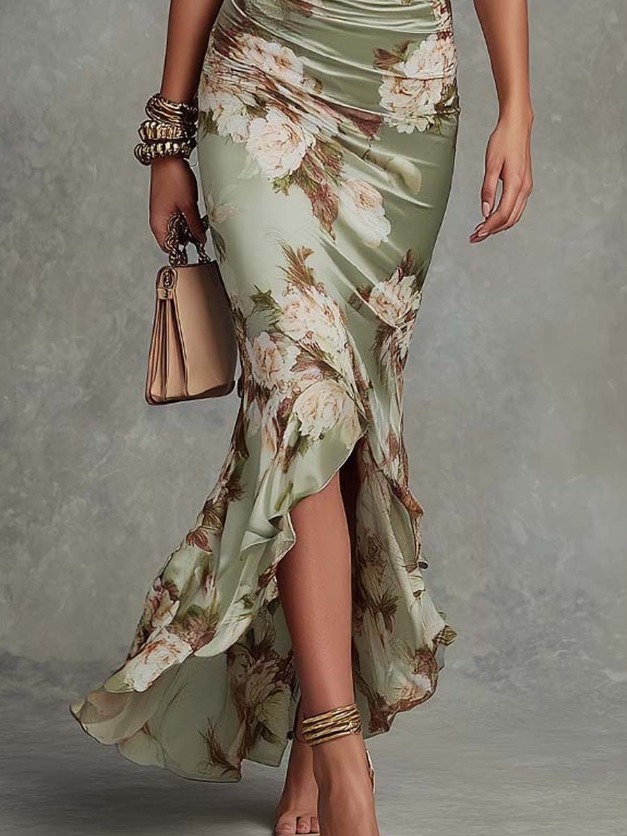 Ana – Robe longue en satin vert avec découpe asymétrique et décolleté en V