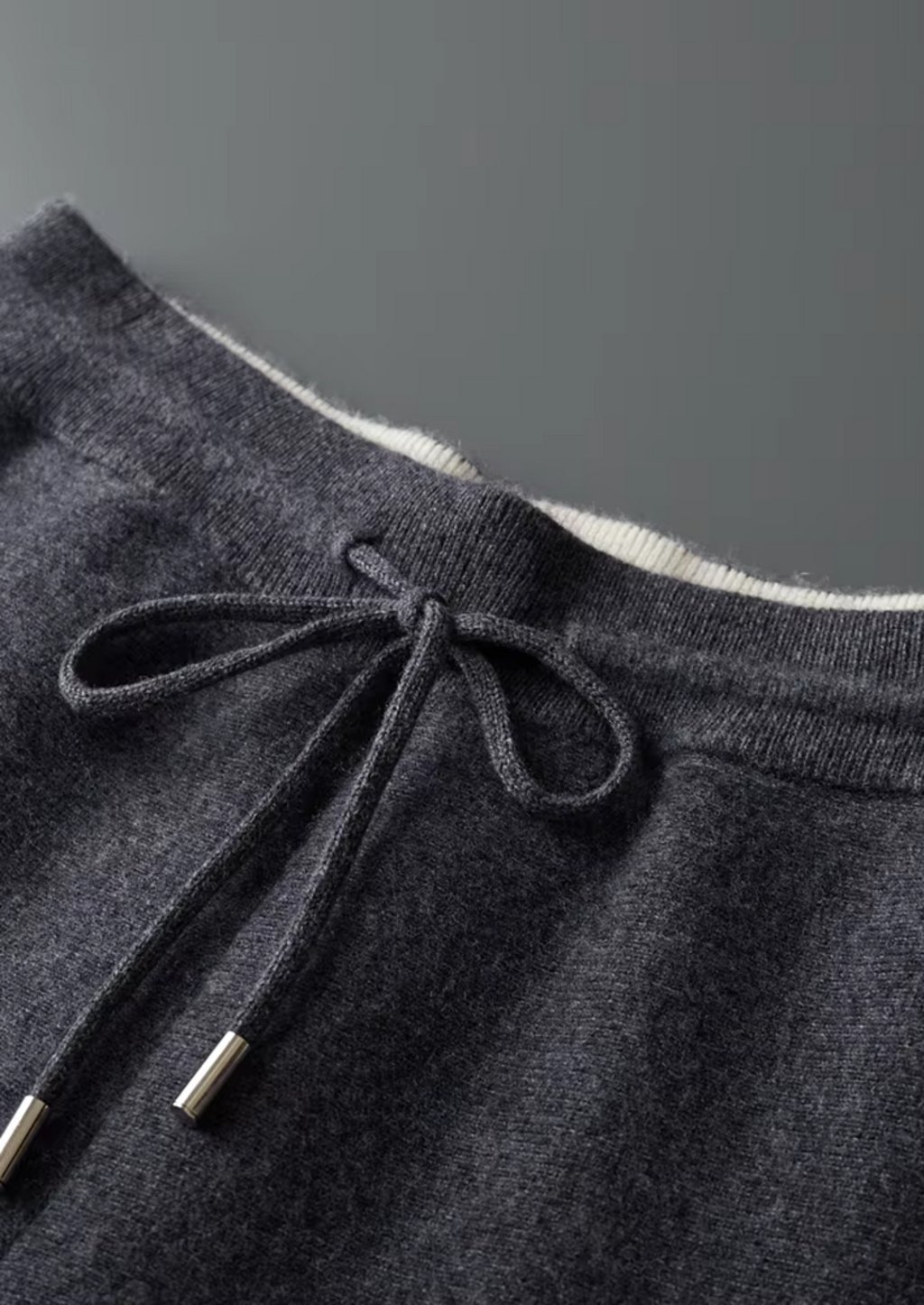 ENSEMBLE DAMIEN EN LAINE MÉRINOS PURE EXTRA-FINE GRIS FONCÉ