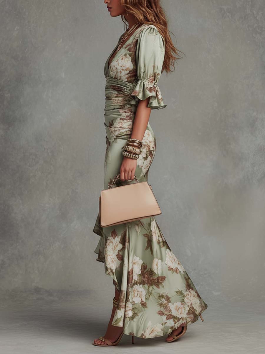 Ana – Robe longue en satin vert avec découpe asymétrique et décolleté en V