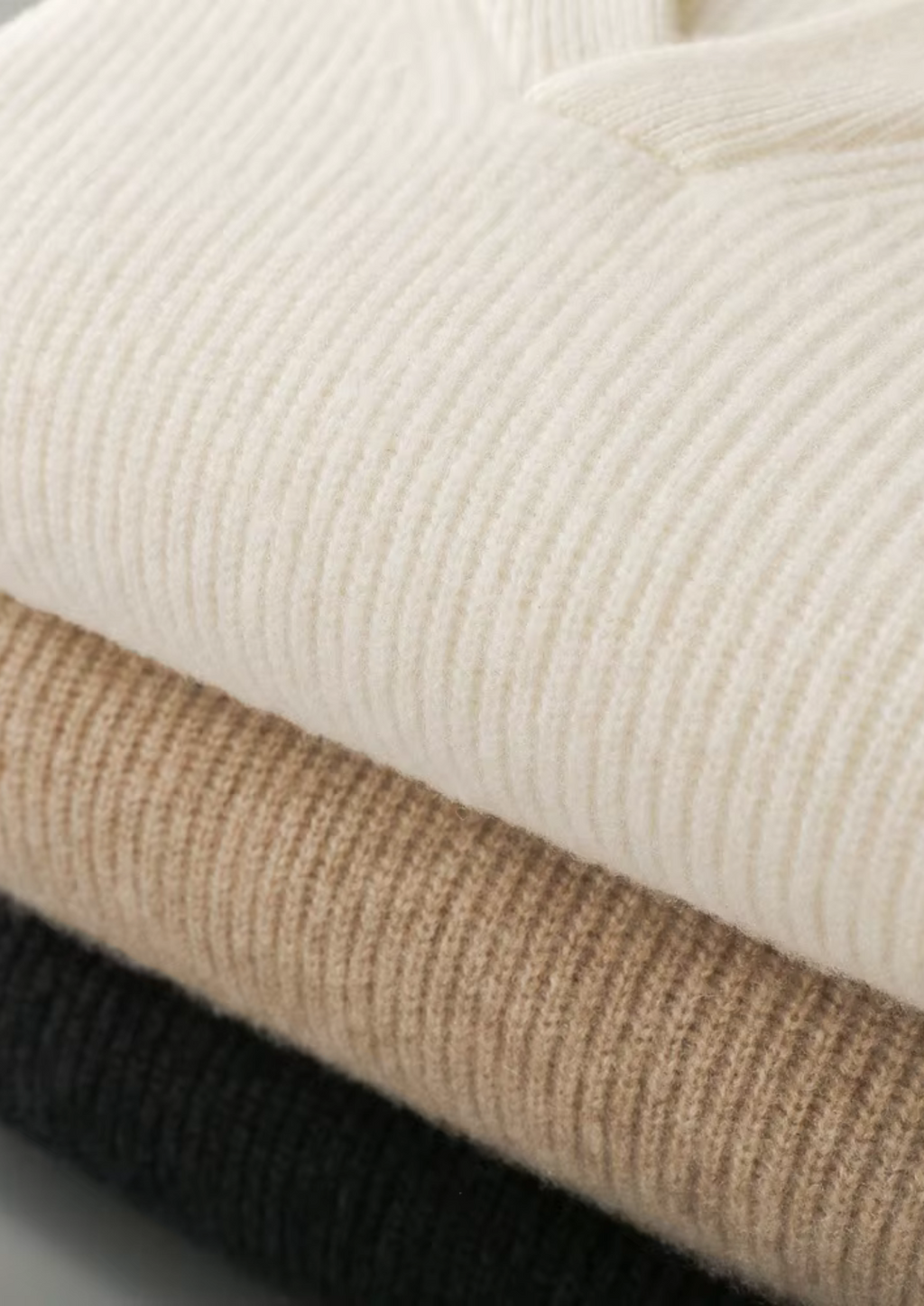 Pull côtelé en cachemire premium à col en V