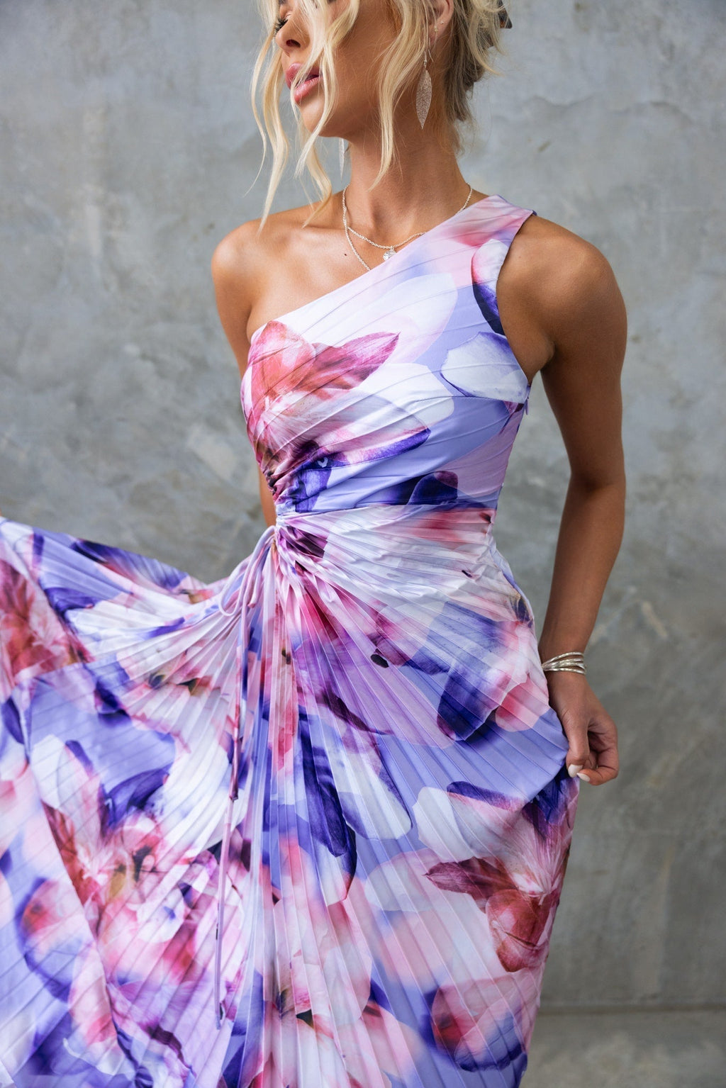 ELLA | Robe midi à design plissé asymétrique