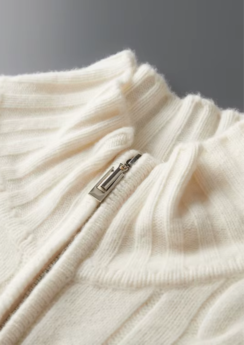 Cardigan en laine mérinos extra-fine pure avec design à double fermeture éclair et torsades