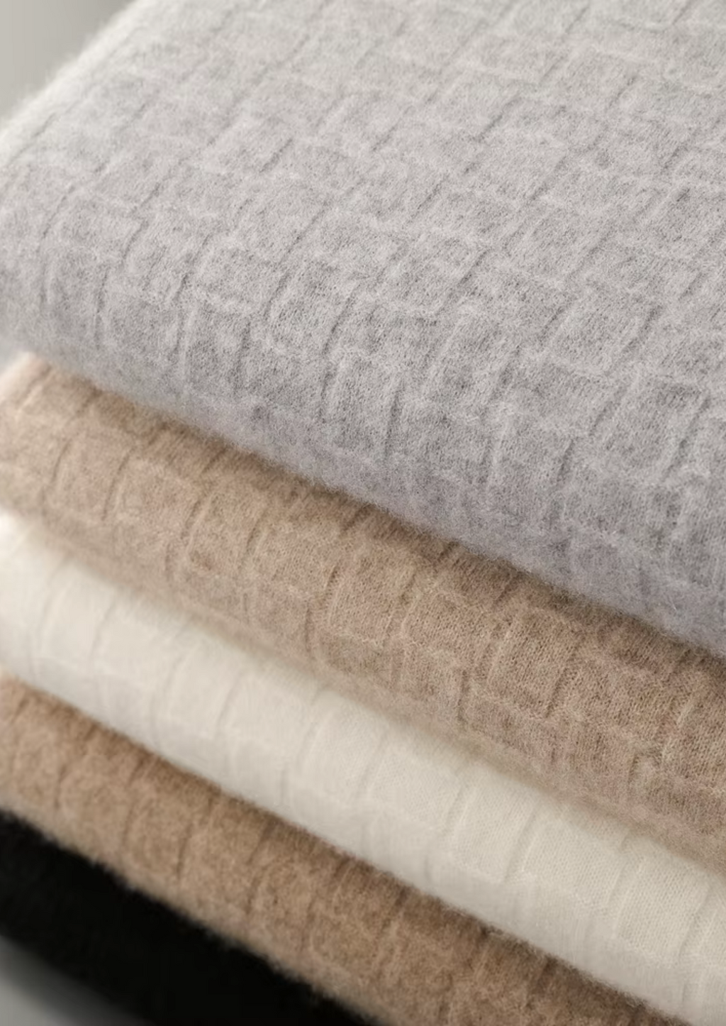 Col montant en laine mérinos extra-fine pure avec texture