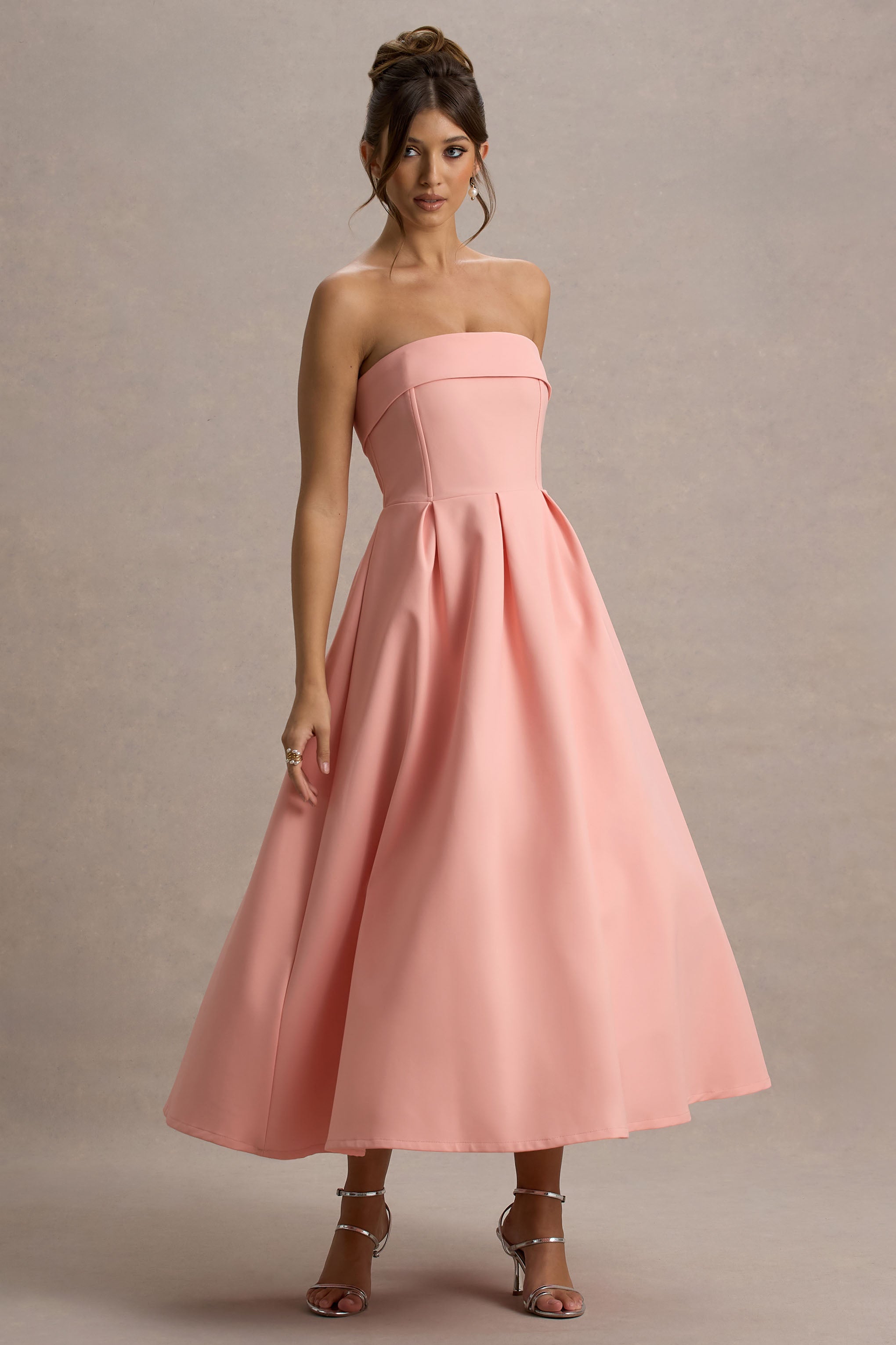 ANNE | Robe midi chic avec un décolleté en épaules dénudées