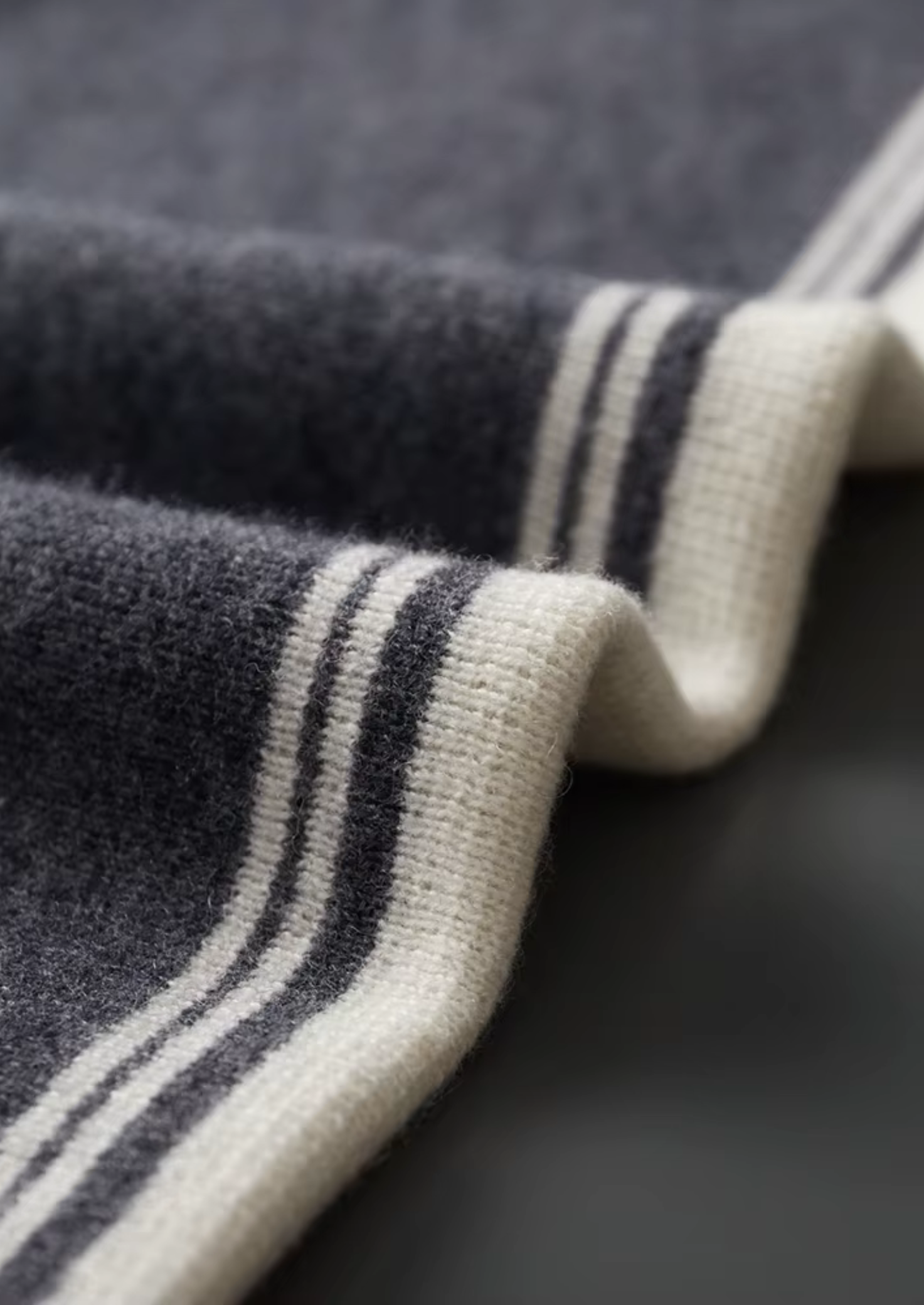 ENSEMBLE DAMIEN EN LAINE MÉRINOS EXTRAFINE PURE GRIS FONCÉ
