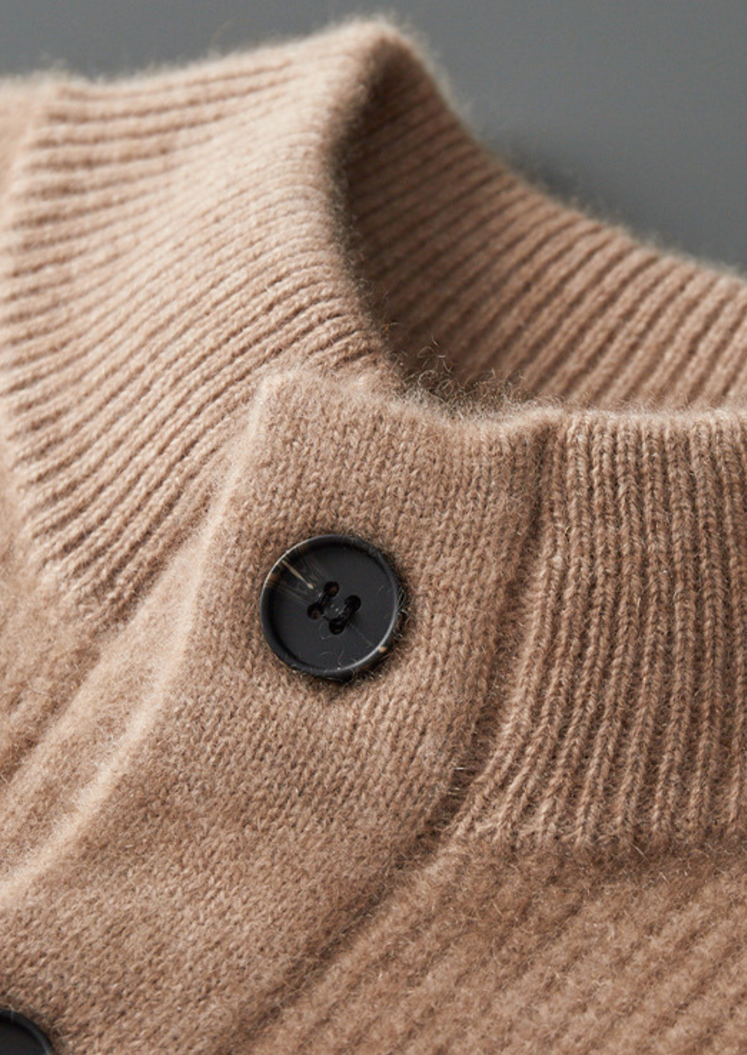 SURCHEMISE EN CACHEMIRE PUR BEIGE À BOUTONS