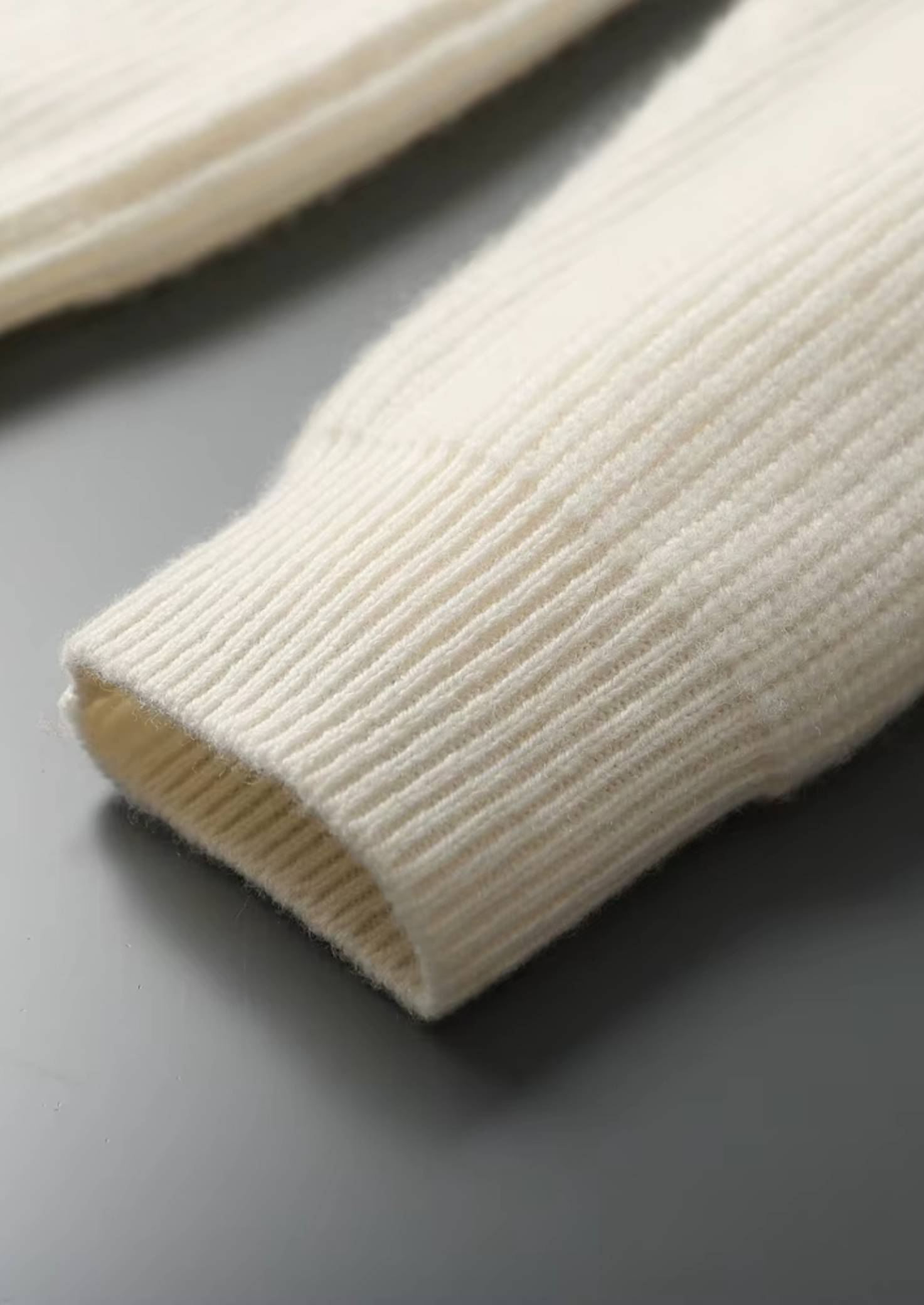 Pull en cachemire premium à col en V et côtes