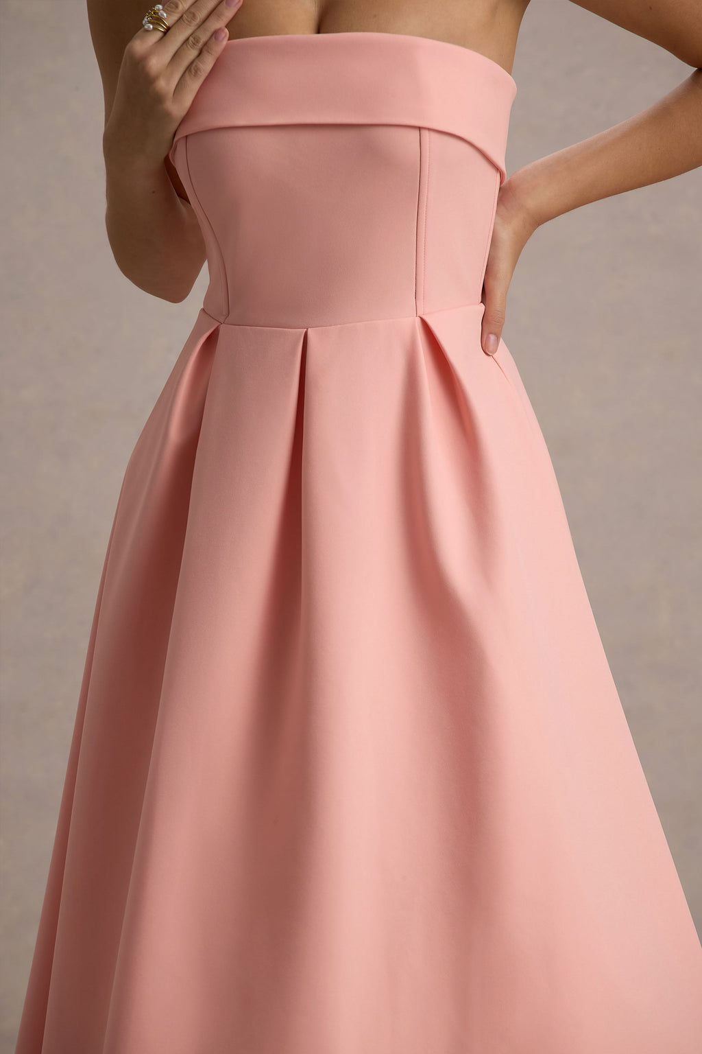 ANNE | Robe midi chic avec un décolleté en épaules dénudées