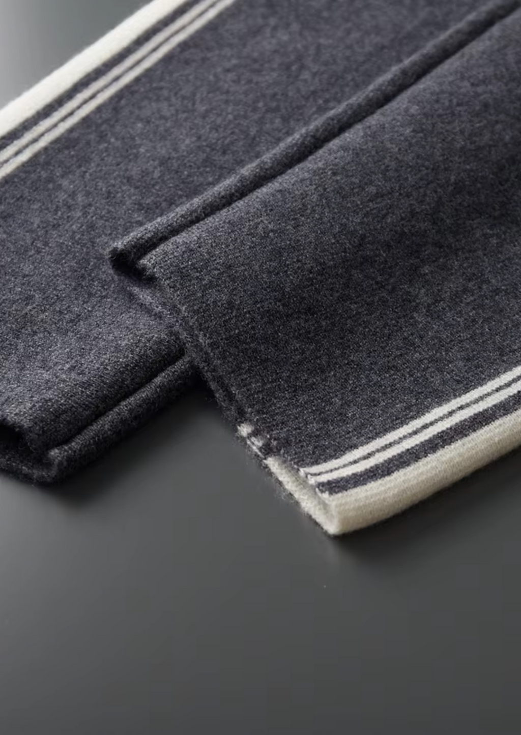 ENSEMBLE DAMIEN EN LAINE MÉRINOS PURE EXTRA-FINE GRIS FONCÉ