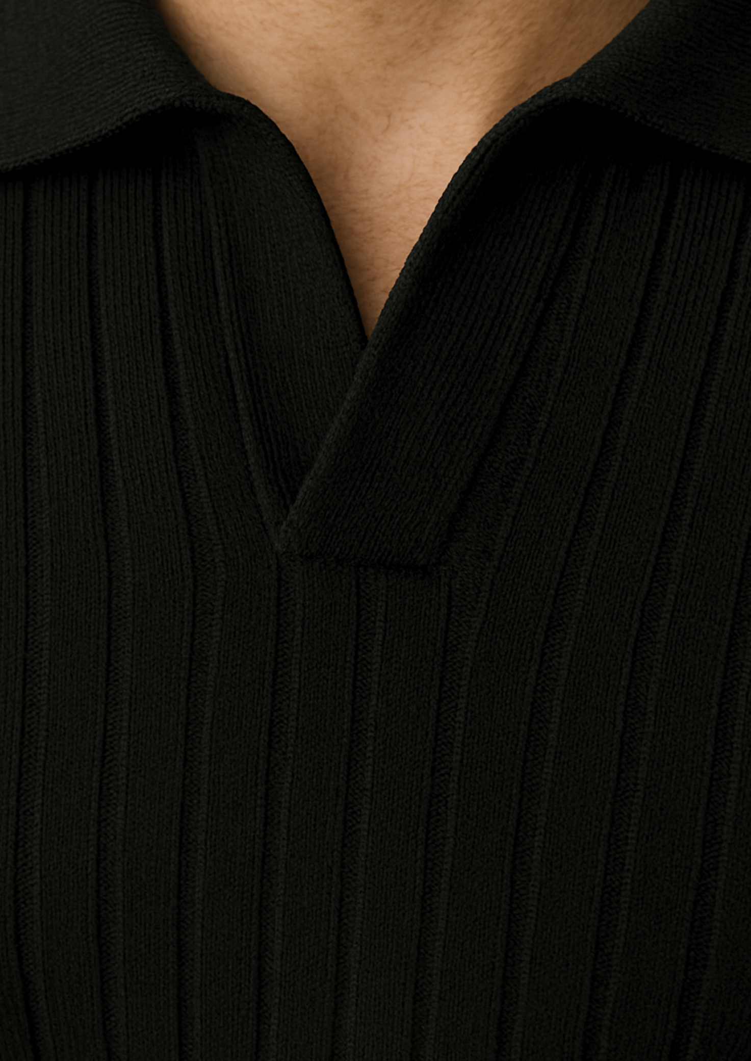 Polo noir sans boutons avec texture côtelée