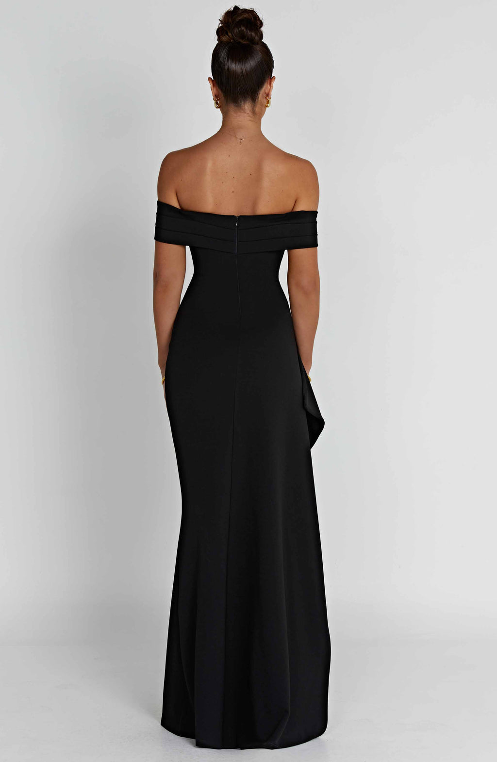 KIM | Robe maxi en satin avec design épaules dénudées