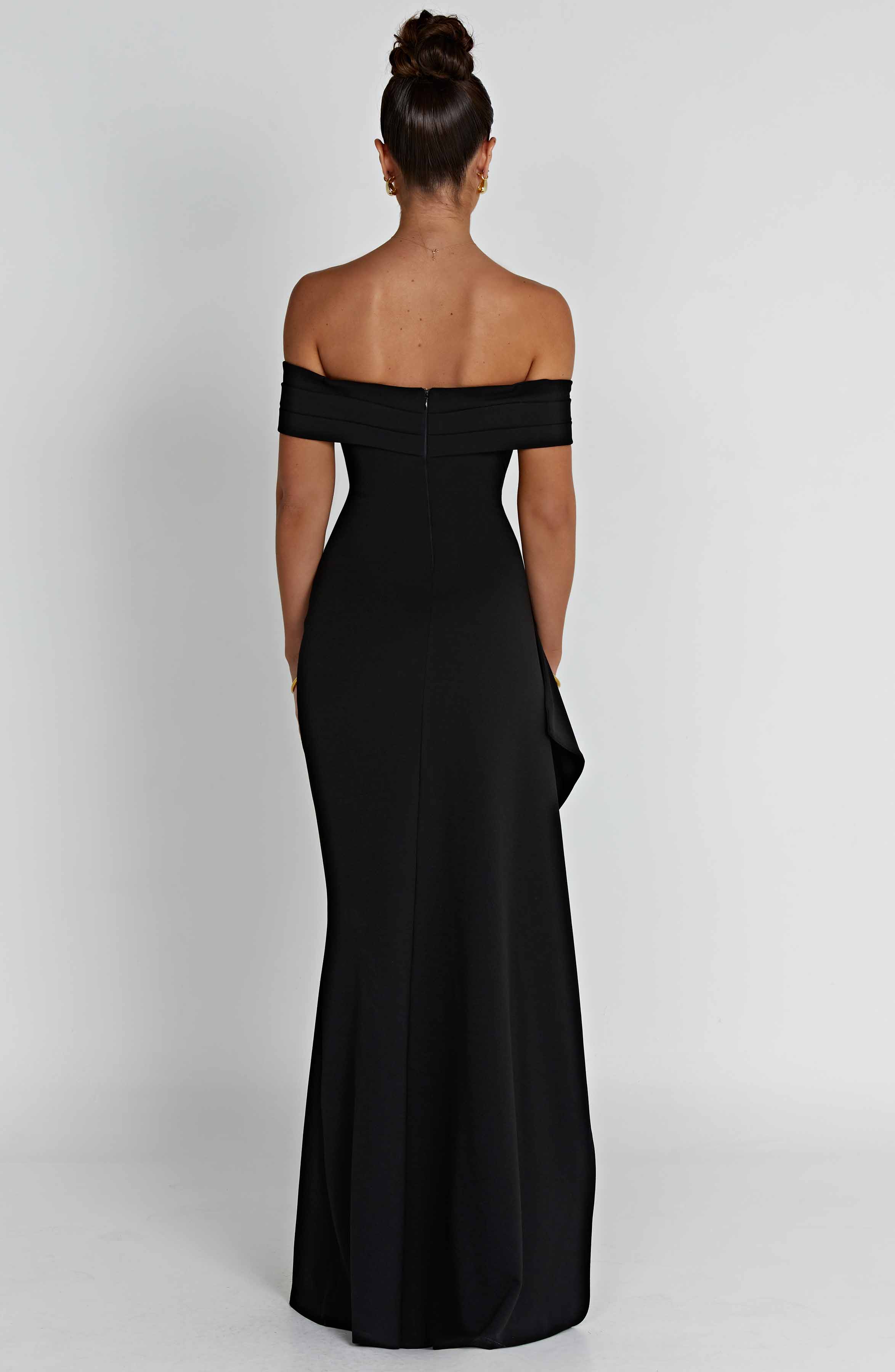 KIM | Robe Maxi en Satin avec Design Épaules Dénudées