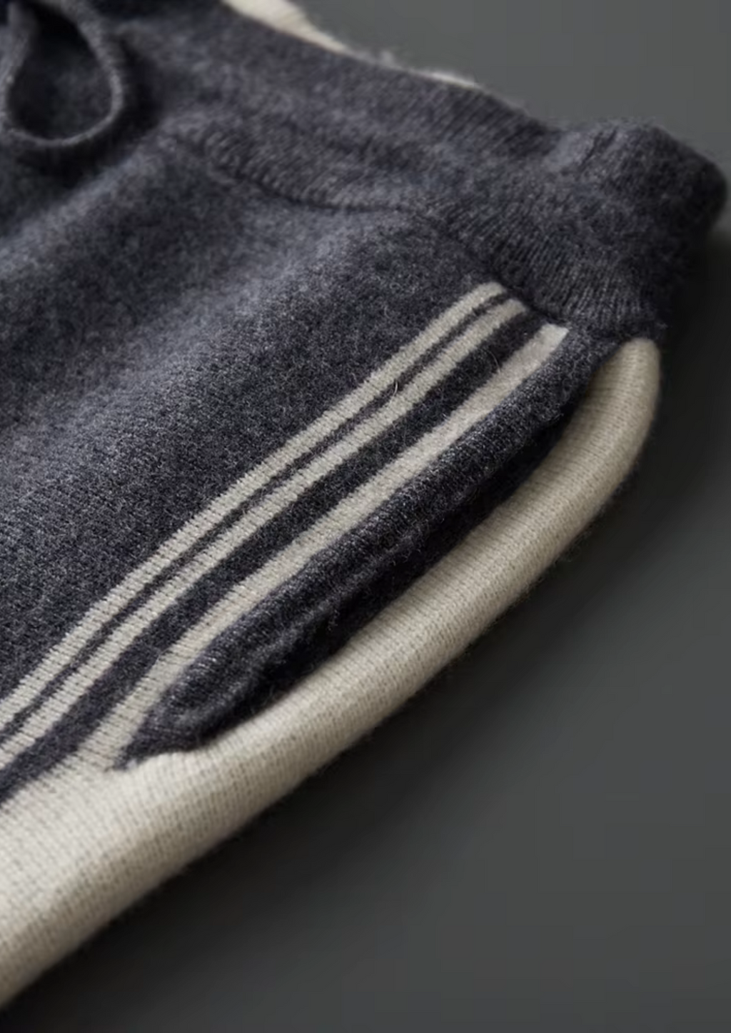 ENSEMBLE DAMIEN EN LAINE MÉRINOS EXTRAFINE PURE GRIS FONCÉ