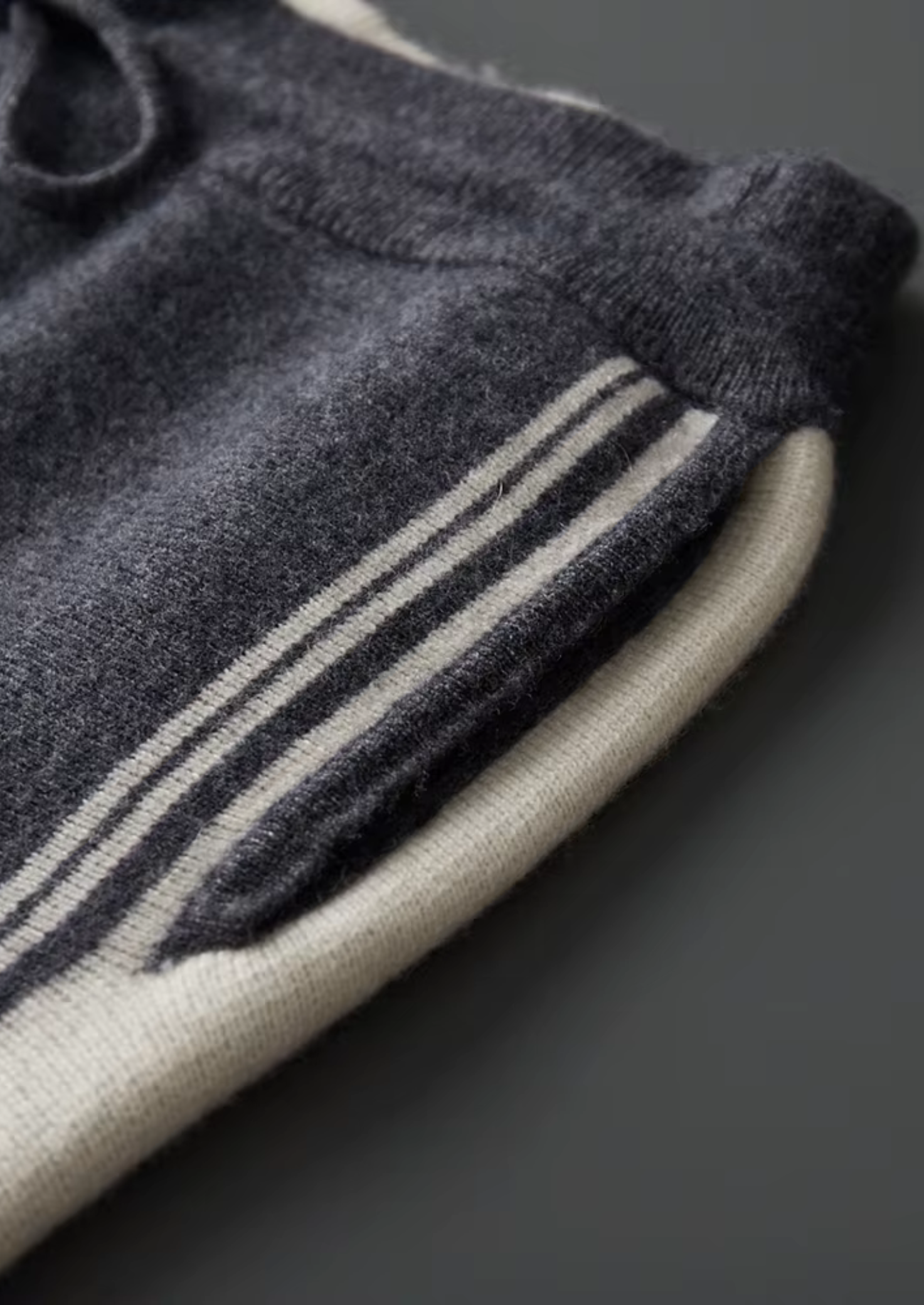 ENSEMBLE DAMIEN EN LAINE MÉRINOS EXTRAFINE PURE GRIS FONCÉ