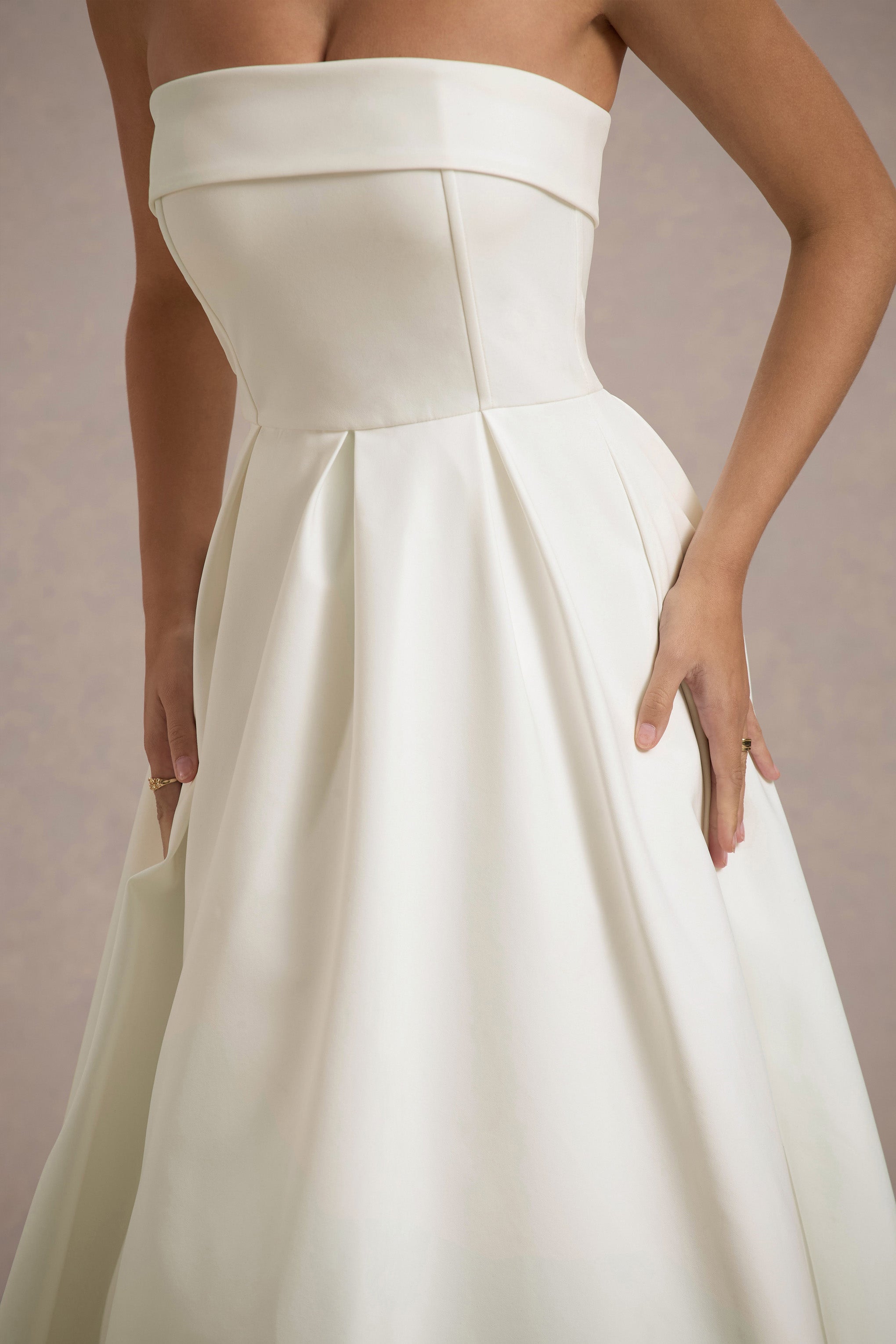 ANNE | Robe midi chic avec un décolleté en épaules dénudées
