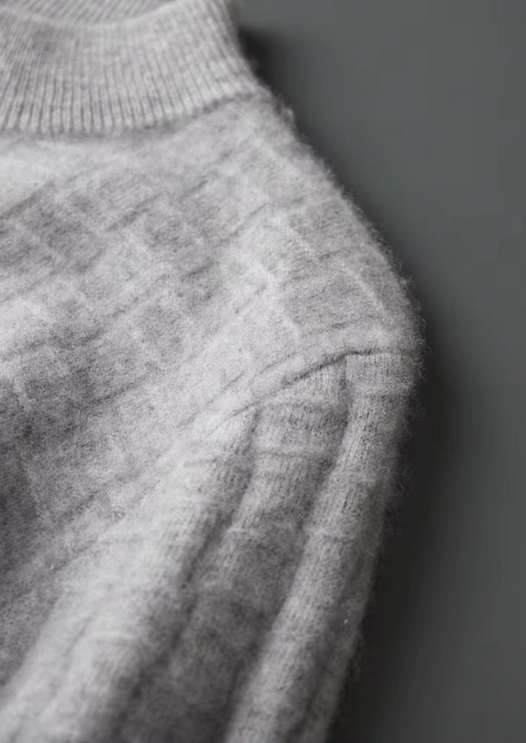 Col montant en laine mérinos extra-fine pure avec texture