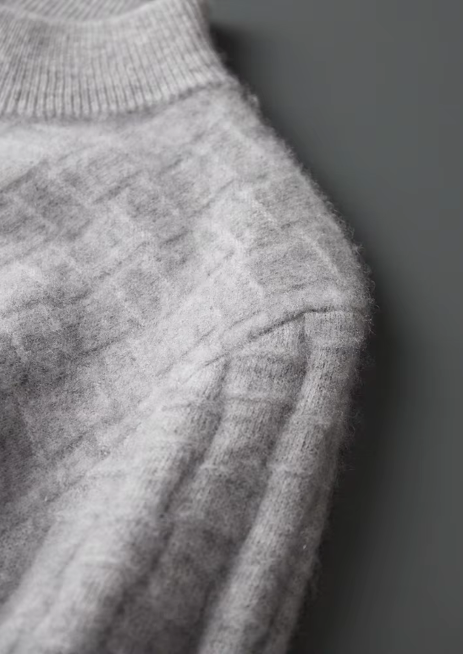 Col montant en laine mérinos extra-fine pure avec texture