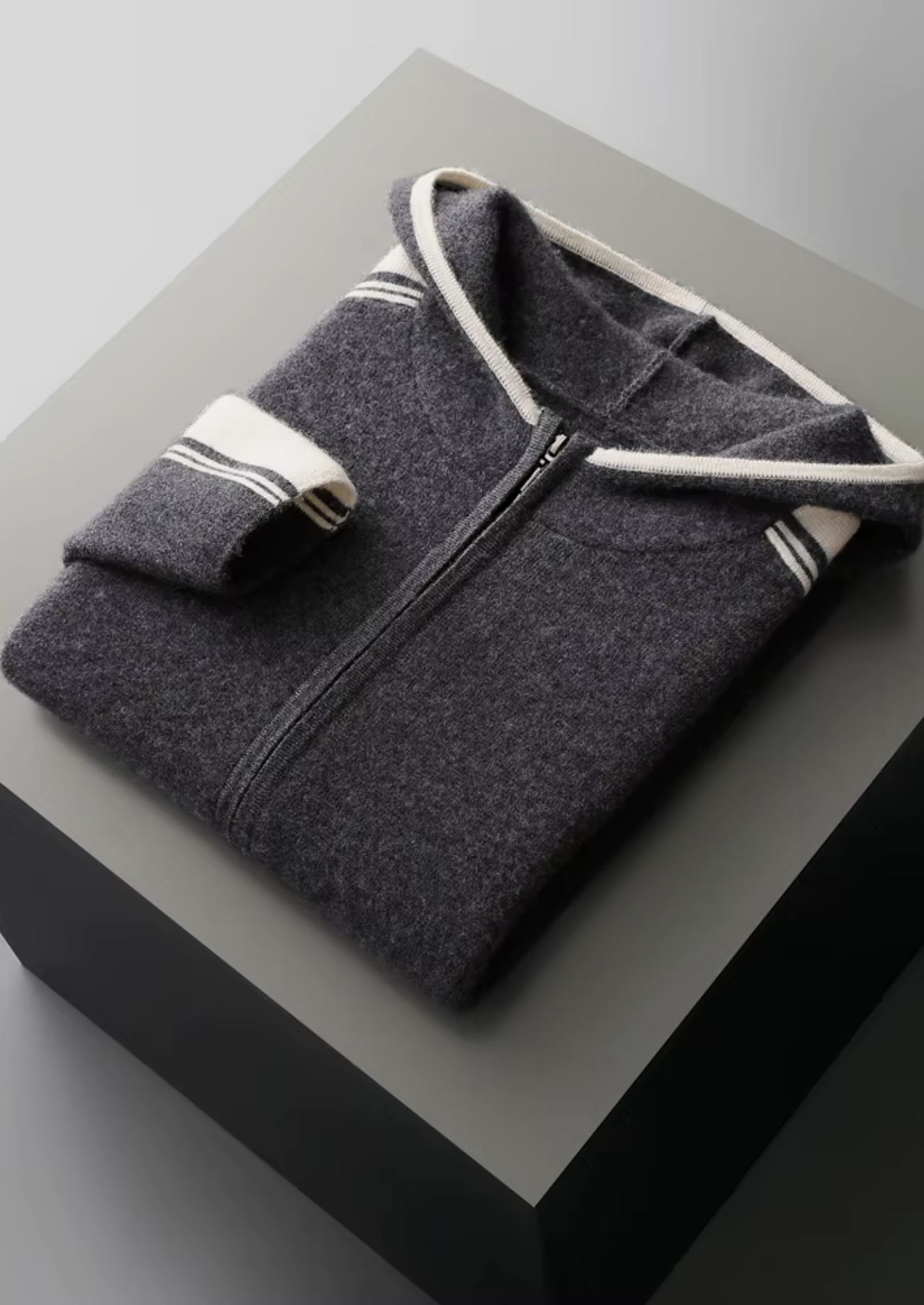 ENSEMBLE DAMIEN EN LAINE MÉRINOS PURE EXTRA-FINE GRIS FONCÉ