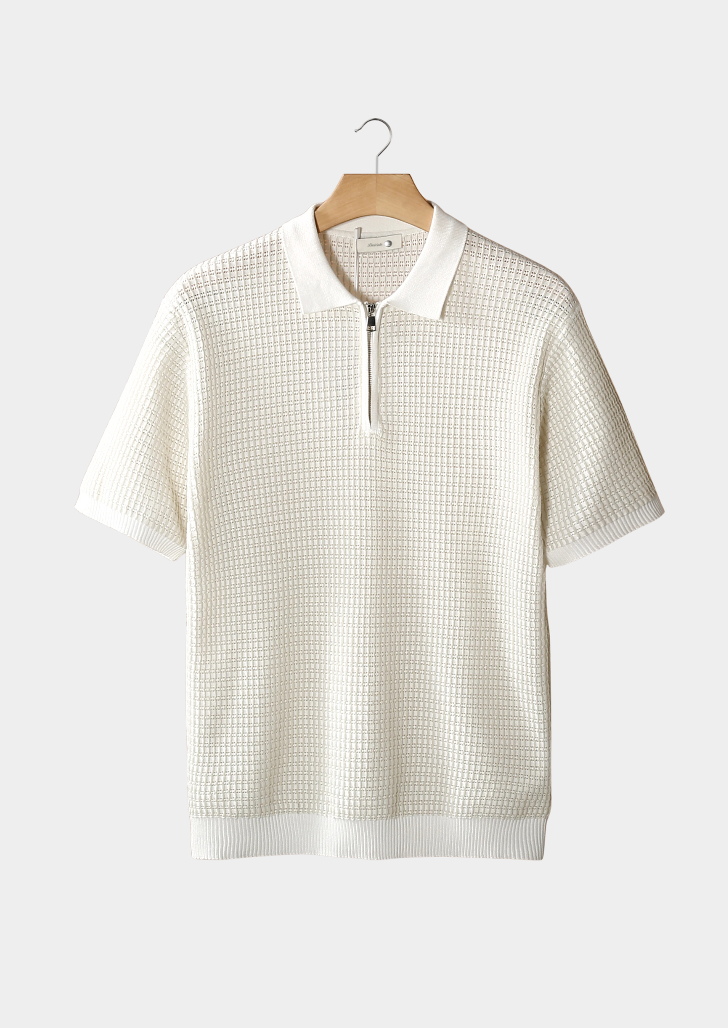 Polo zippé blanc à texture géométrique