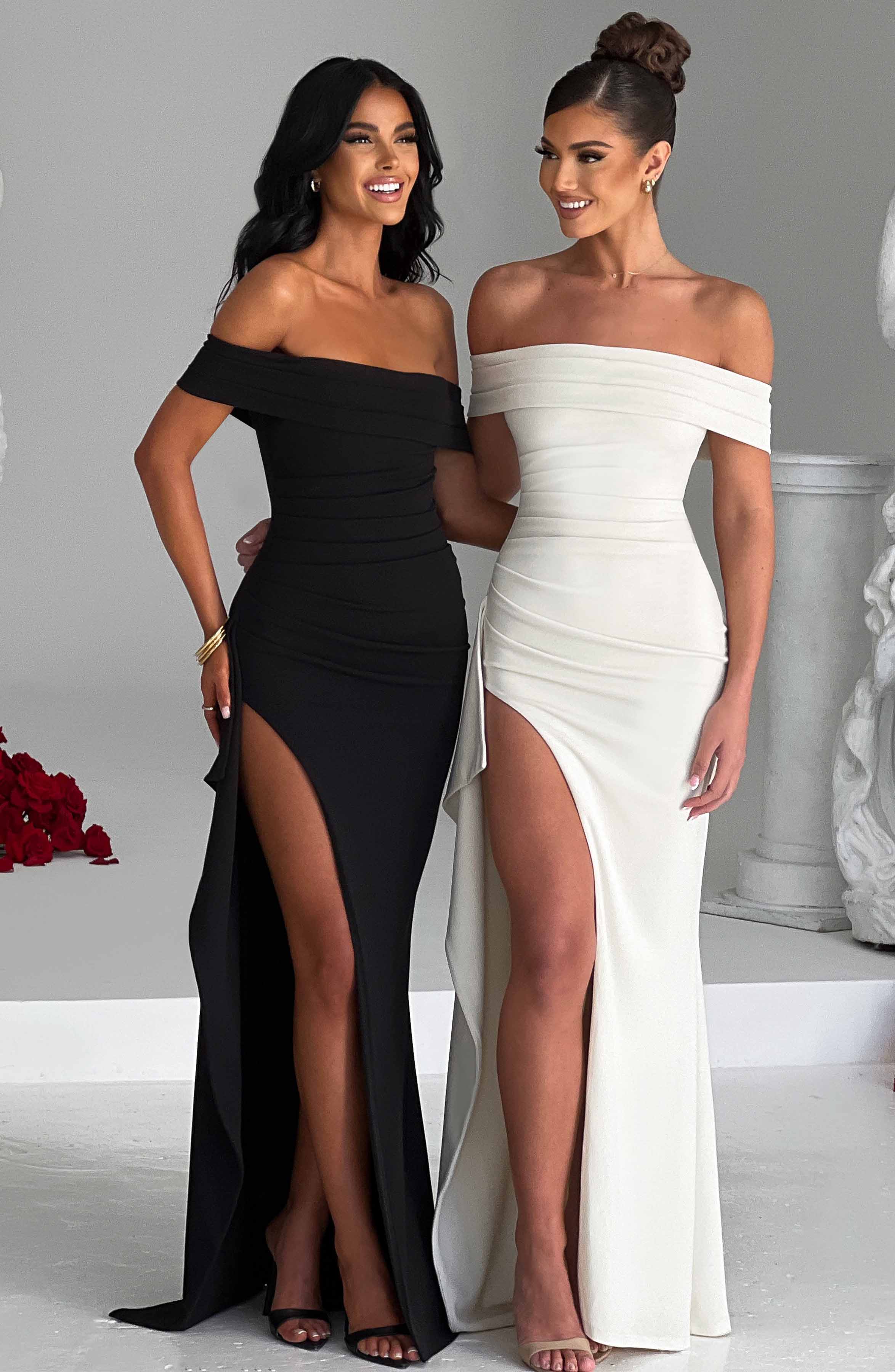 KIM | Robe Maxi en Satin avec Design Épaules Dénudées