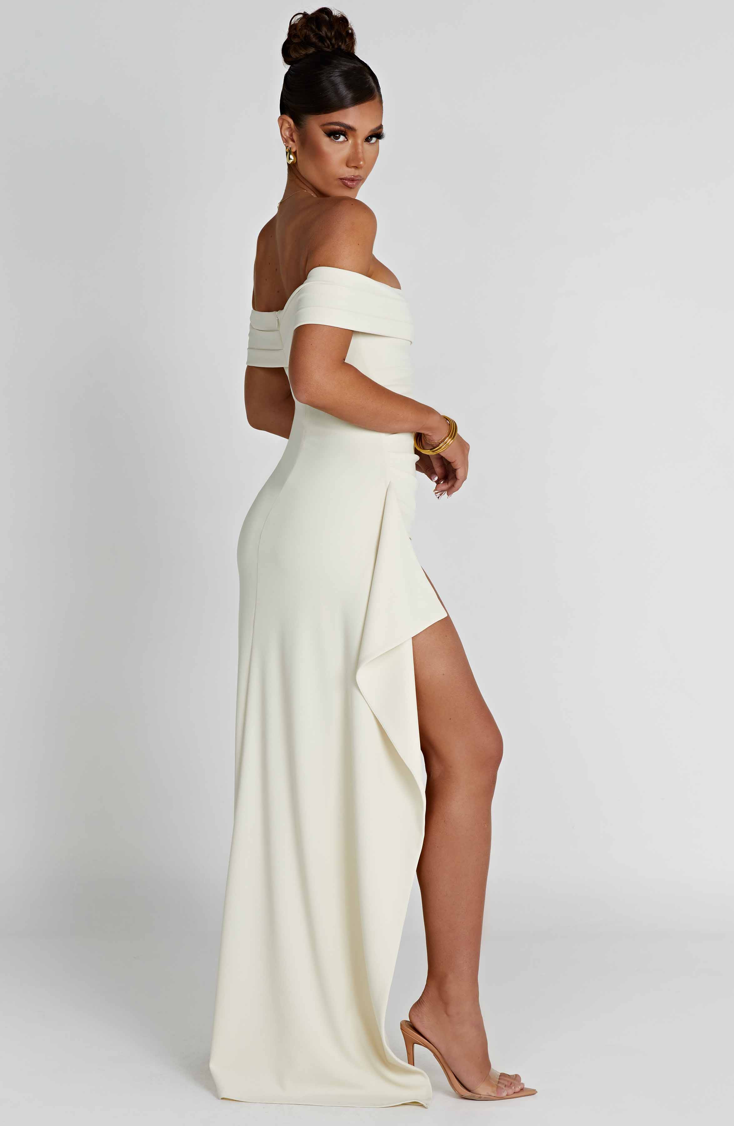 KIM | Robe maxi en satin avec design épaules dénudées