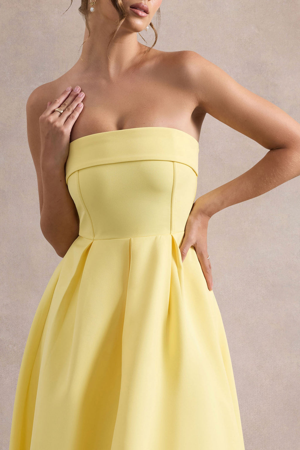 ANNE | Robe mi-longue chic avec encolure décolletée épaules nues