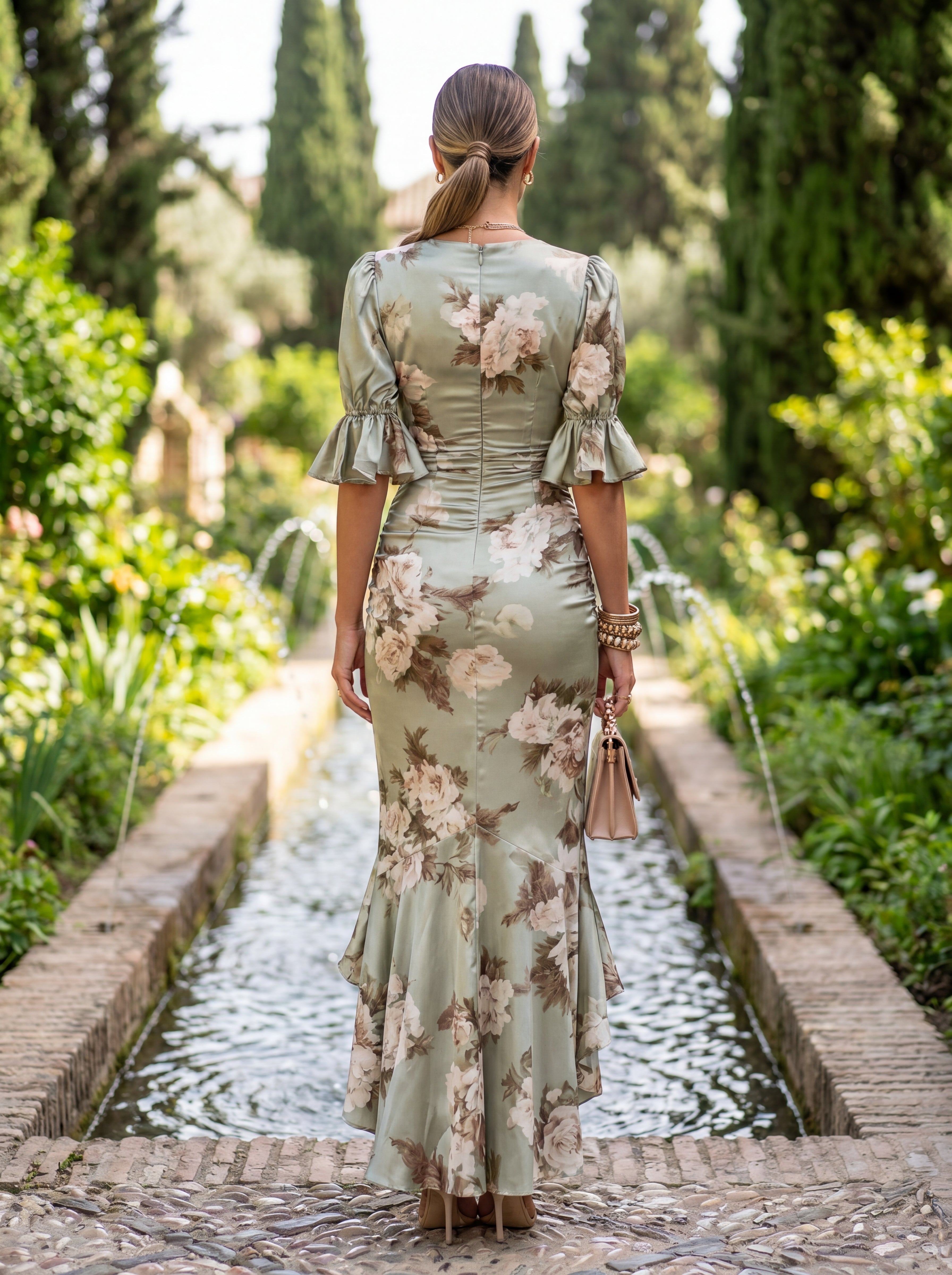 Ana – Robe longue en satin vert avec découpe asymétrique et décolleté en V