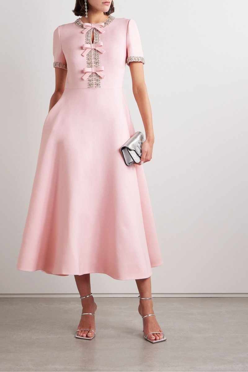 Robe midi en satin avec nœud et accents de cristaux