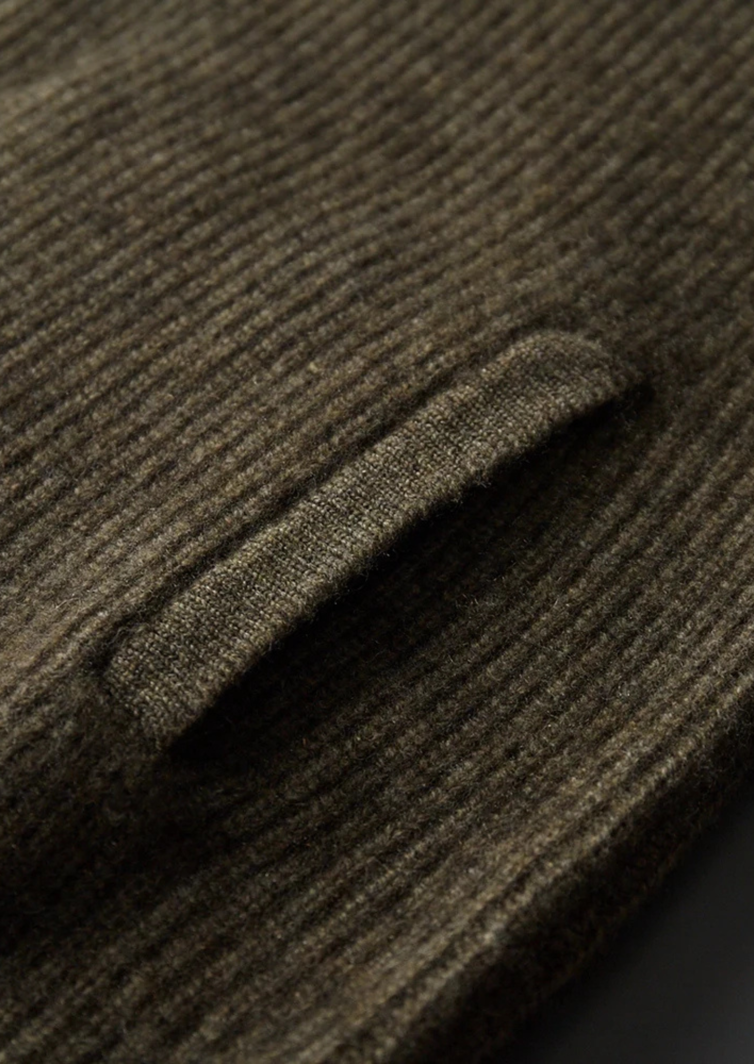 Cardigan côtelé en cachemire premium avec col montant