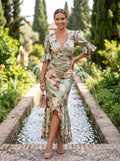 Ana – Robe longue en satin vert avec découpe asymétrique et décolleté en V