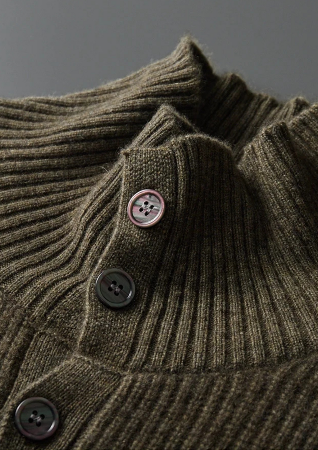 Cardigan côtelé en cachemire premium avec col montant