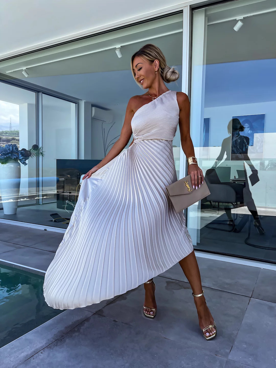 ELLA | Robe mi-longue plissée avec design asymétrique à une épaule
