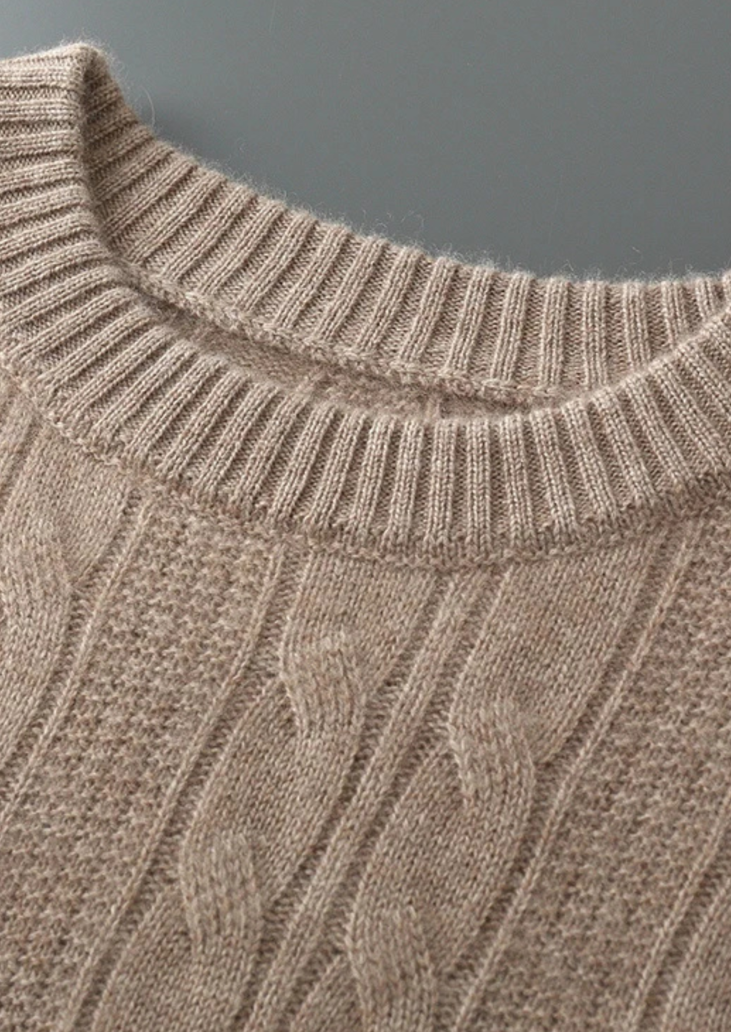 PULL RAS DU COU EN LAINE MÉRINOS EXTRA-FINE PURE À MAILLE TORSADÉE